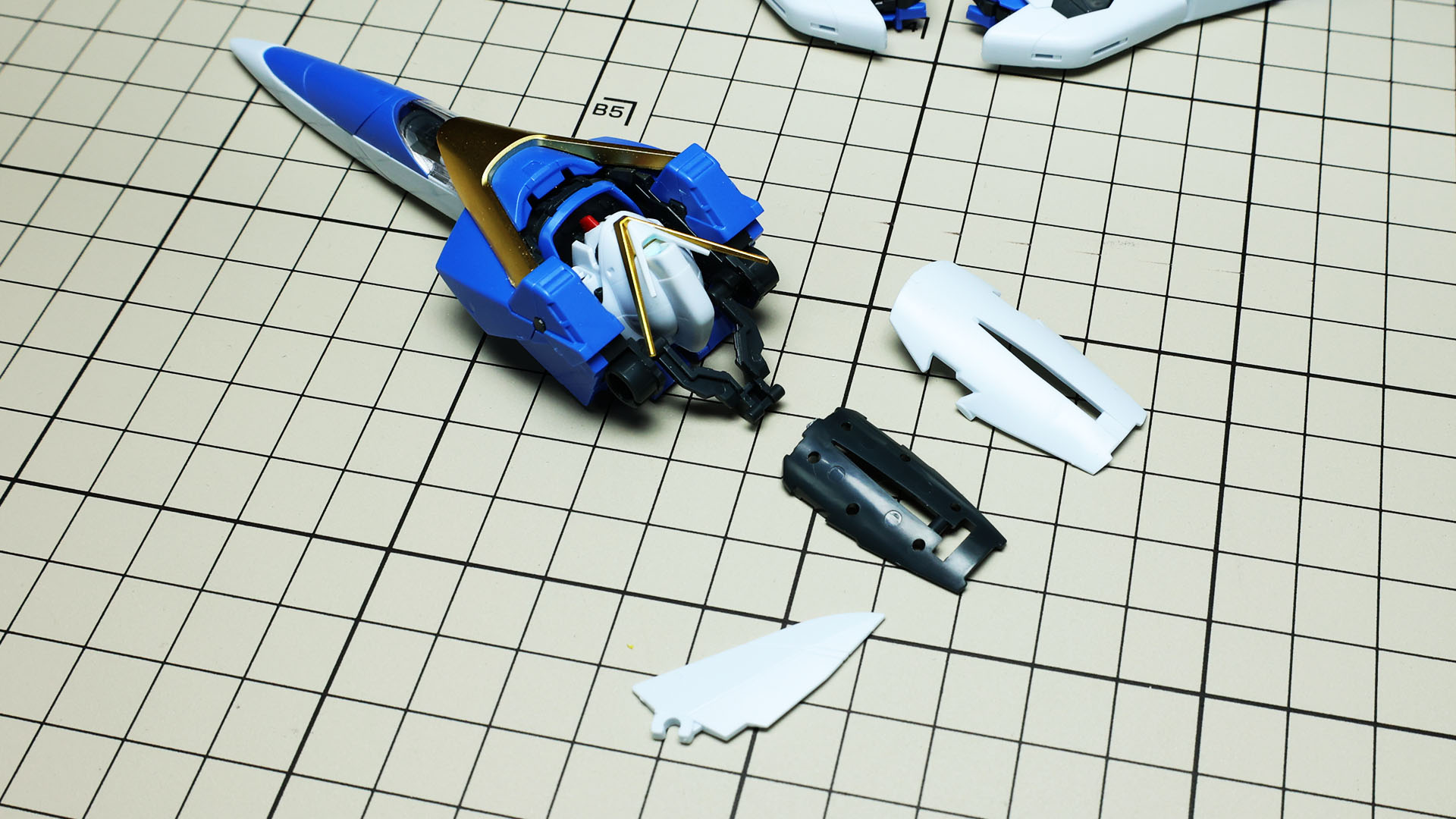 頭部カバーとウイングを組み込みます