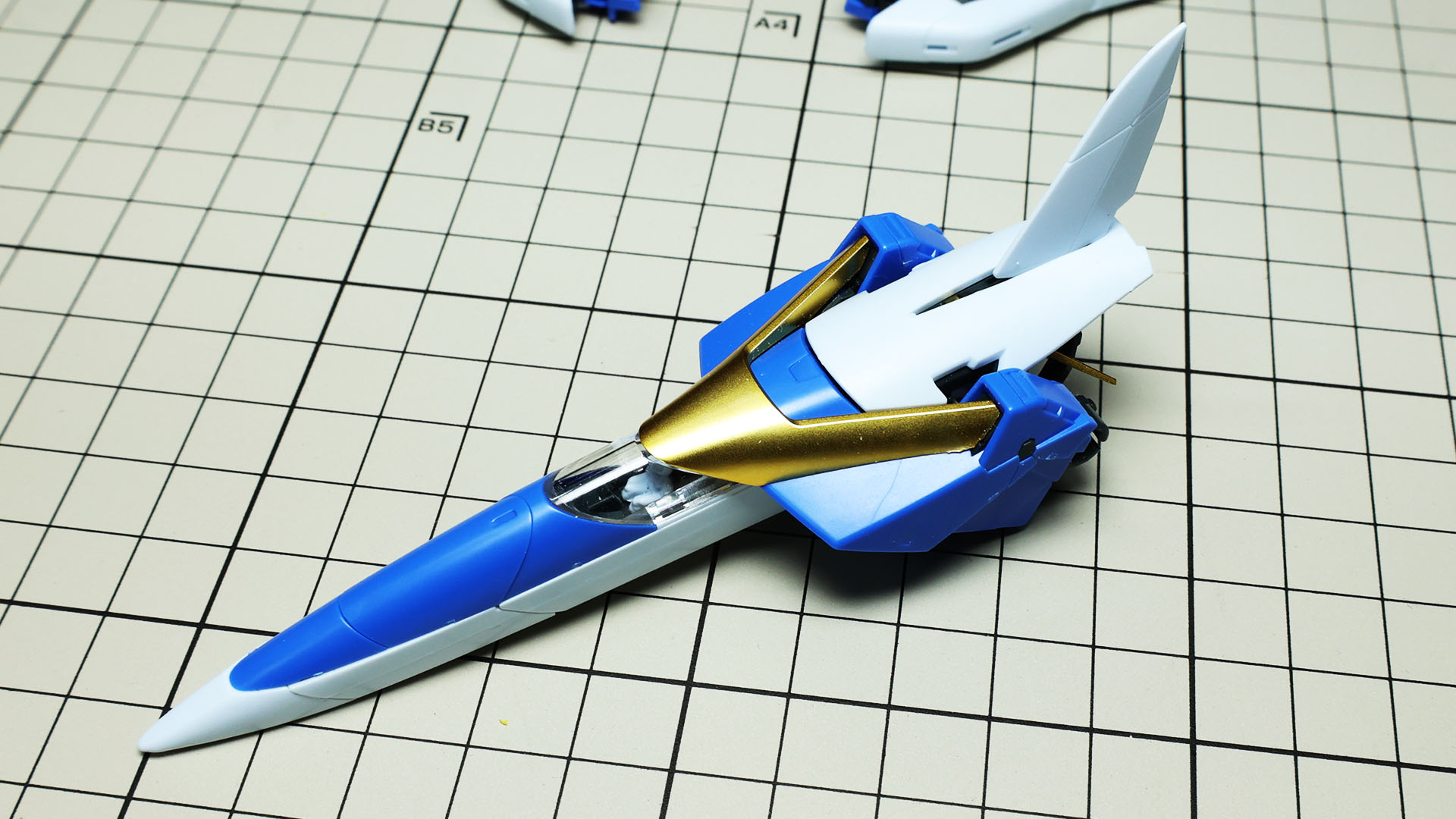 この頭部カバーには左右に切り欠きがあり「バスター」専用のパーツとなっています