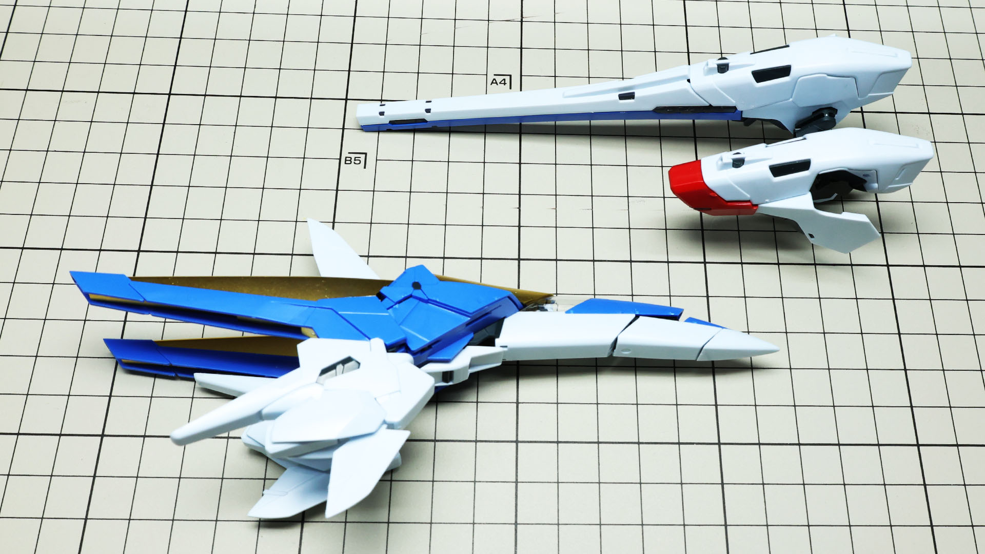 ミノフスキー・ドライブ下部の可動フィンとV2コアファイター上面の装備をドッキングさせれば……