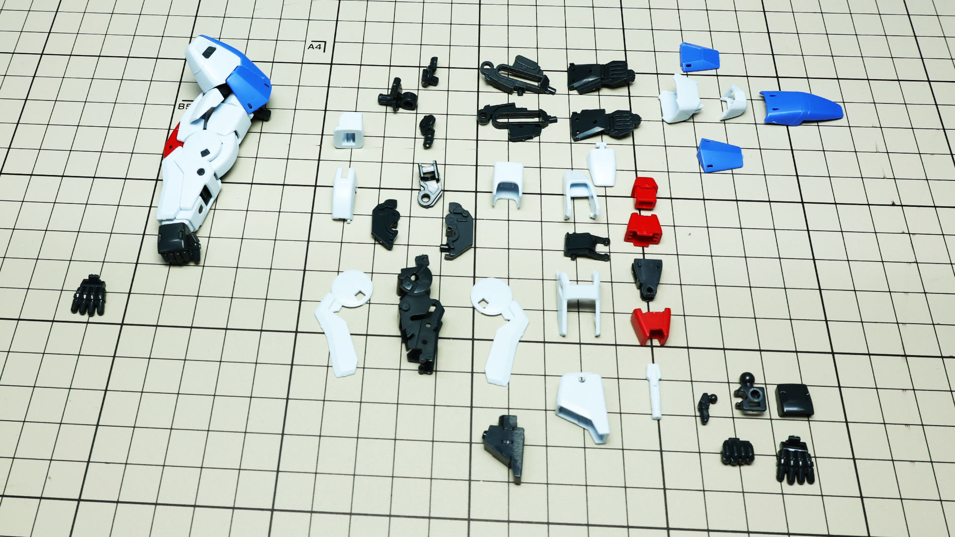 MGとはいえ思ったよりも少なく感じるパーツ数です。右腕を予習として組んであります