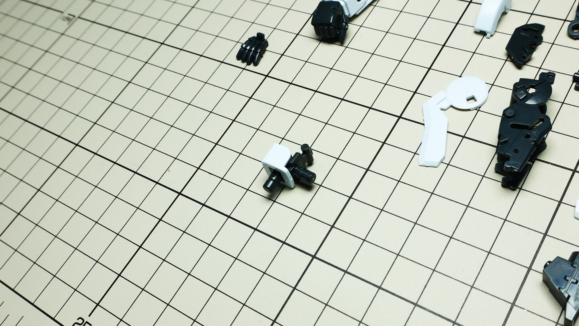 基本的にフレーム周りを組んで、外装を組み付けるのはMGならではの構造