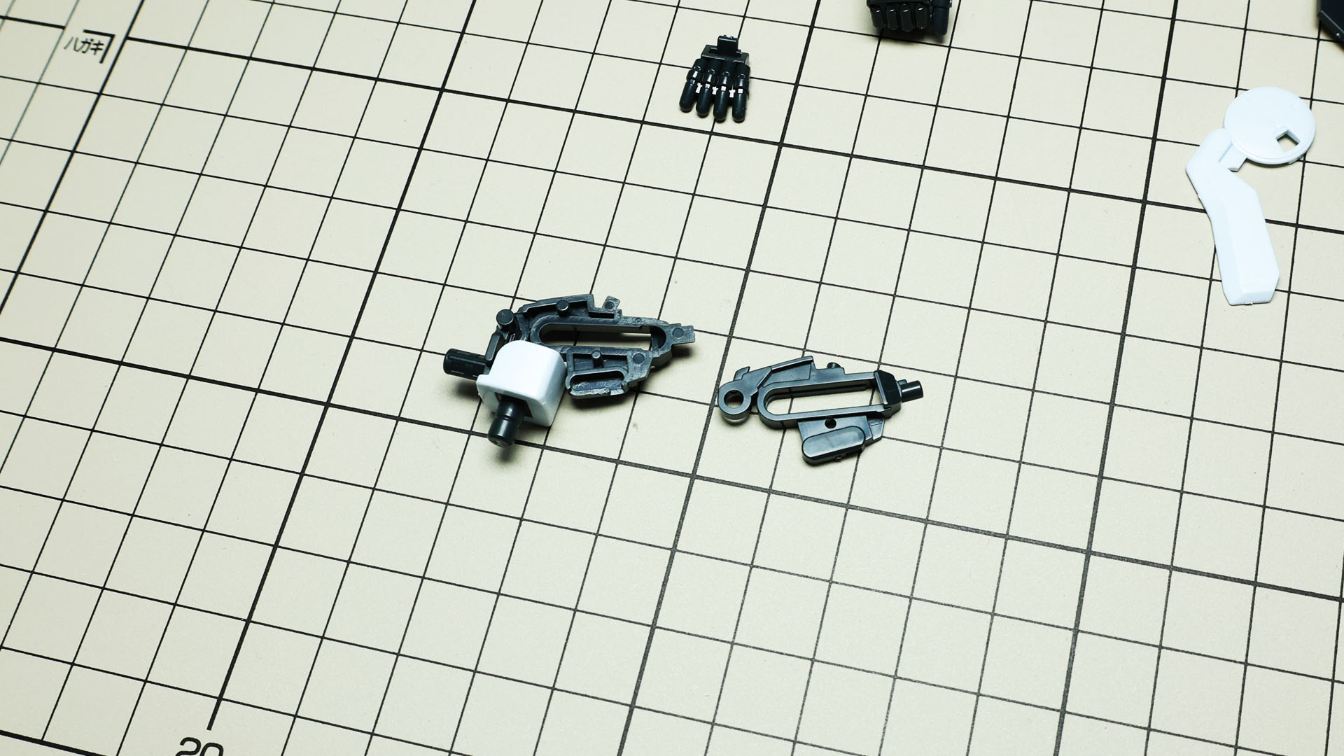 肩には変形のためのスライド機構があります