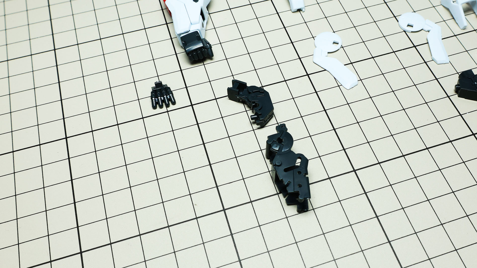 上腕・前腕を構成するフレームは後はめ構造となっていて小型MSを実現するためにとられた方式と思われます