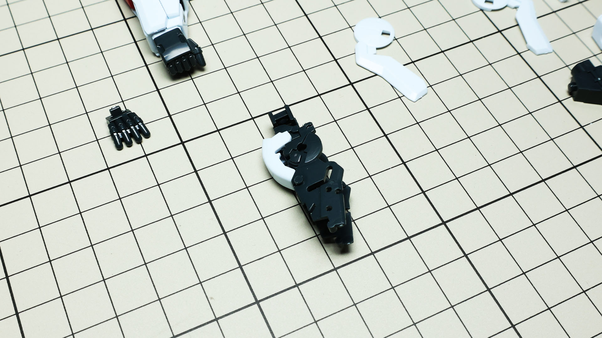 肘内側の外装を取り付けても……