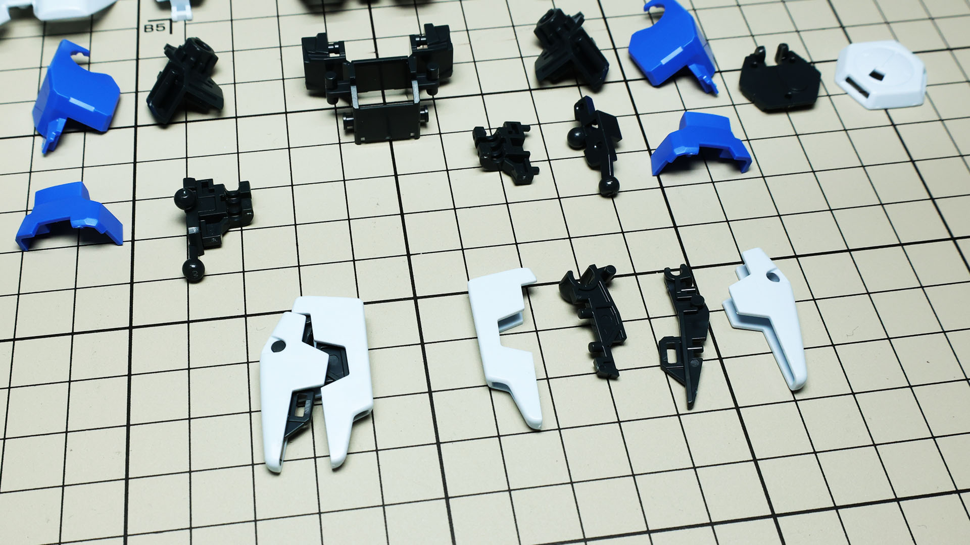 フロントアーマーは「バスター」用装備の接続用に開くことができます