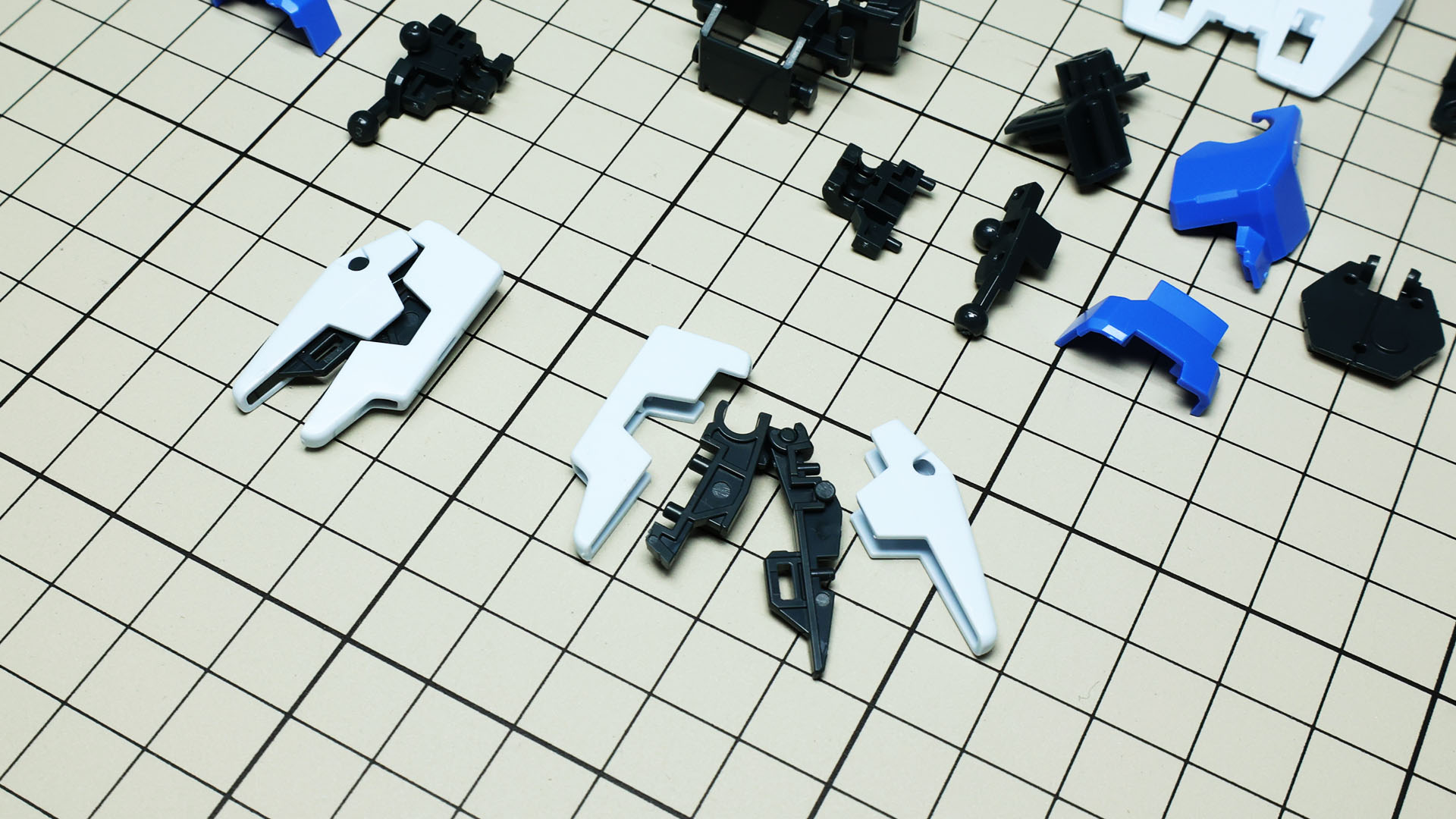 サイドアーマーには可変速ビームライフル“V.S.B.R.（ヴェスバー）”接続ができるハードポイントがあります