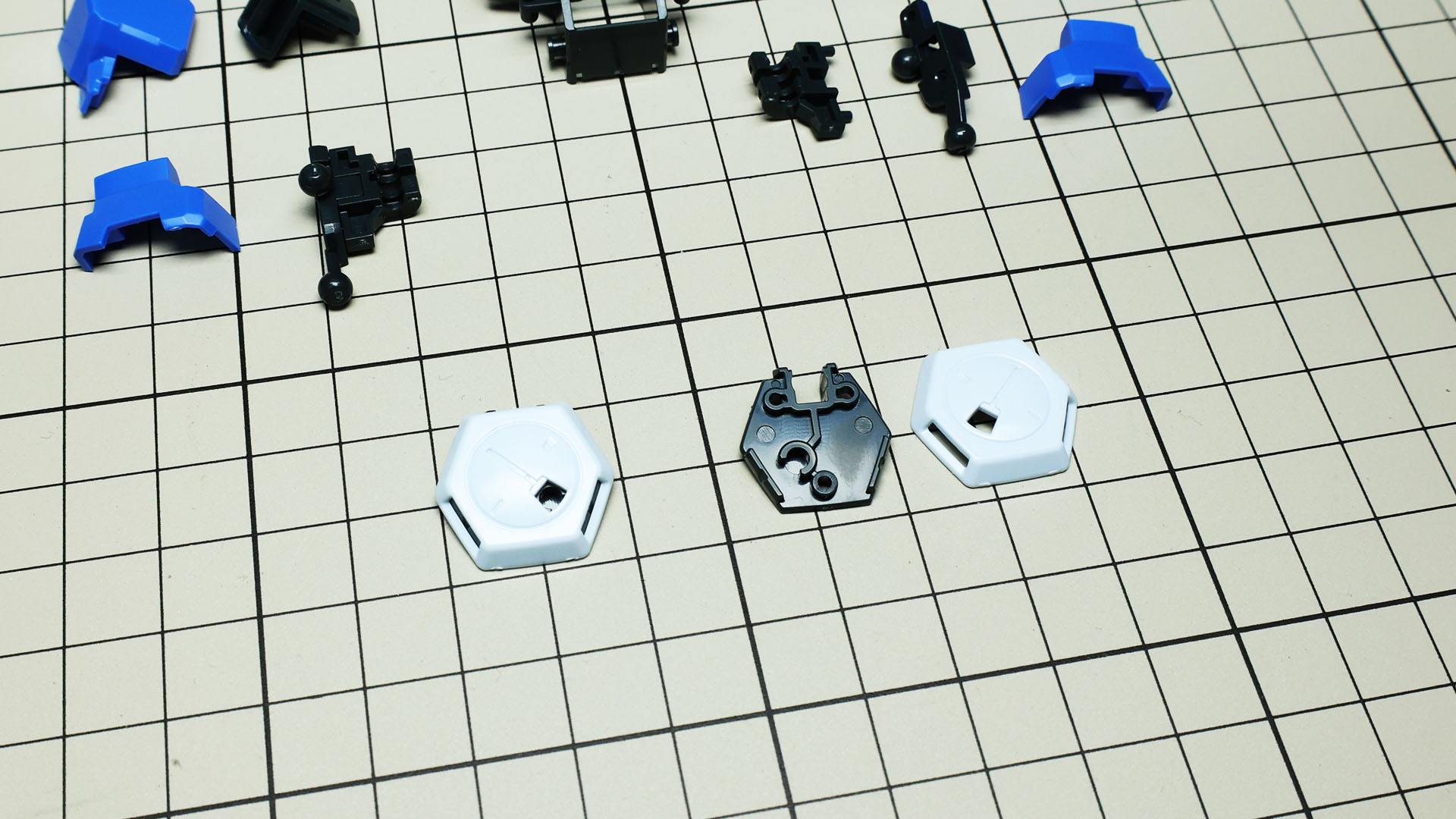 サイドアーマーには可変速ビームライフル“V.S.B.R.（ヴェスバー）”接続ができるハードポイントがあります