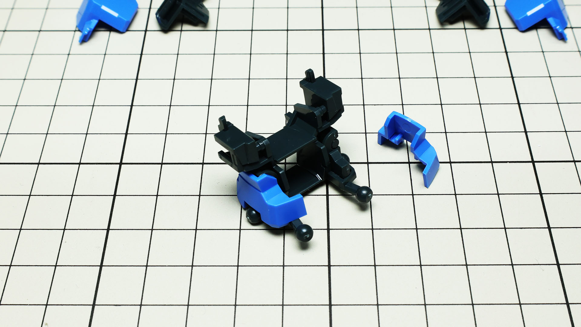 リアアーマーはメカフレームを上下から挟み込みますが上部カバーが開きます