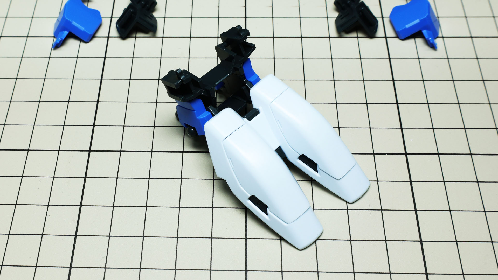 リアアーマーはメカフレームを上下から挟み込みますが上部カバーが開きます