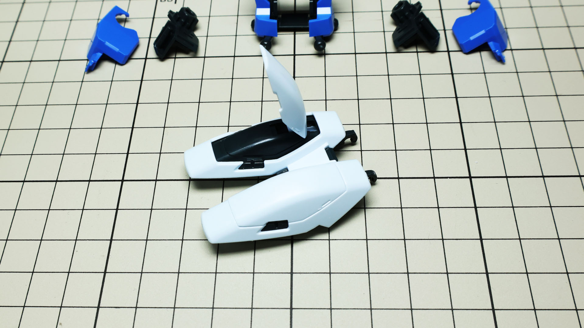 本体に接続、このリアアーマーは変形時には前まで回り込みます