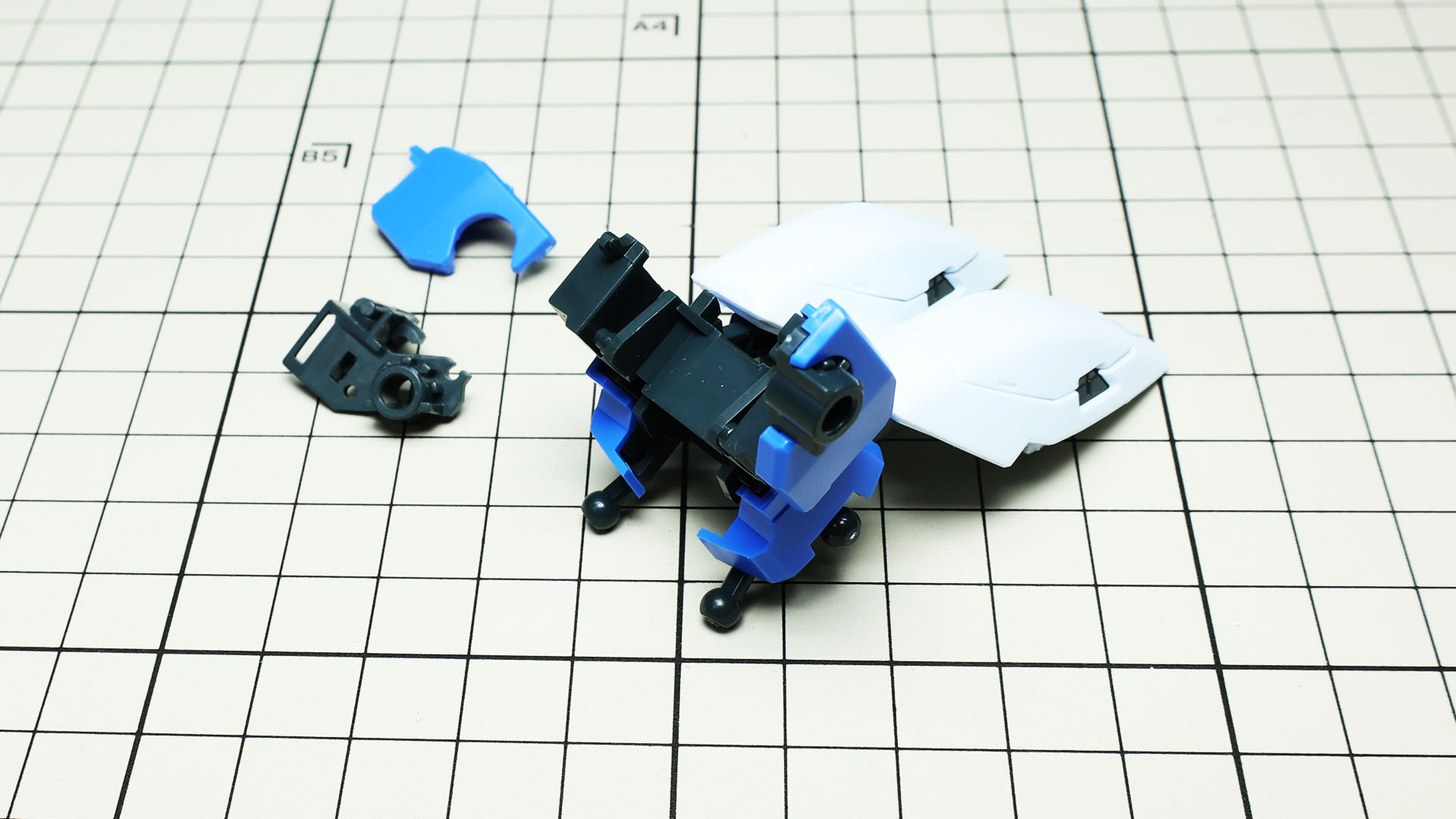 本体に接続、このリアアーマーは変形時には前まで回り込みます