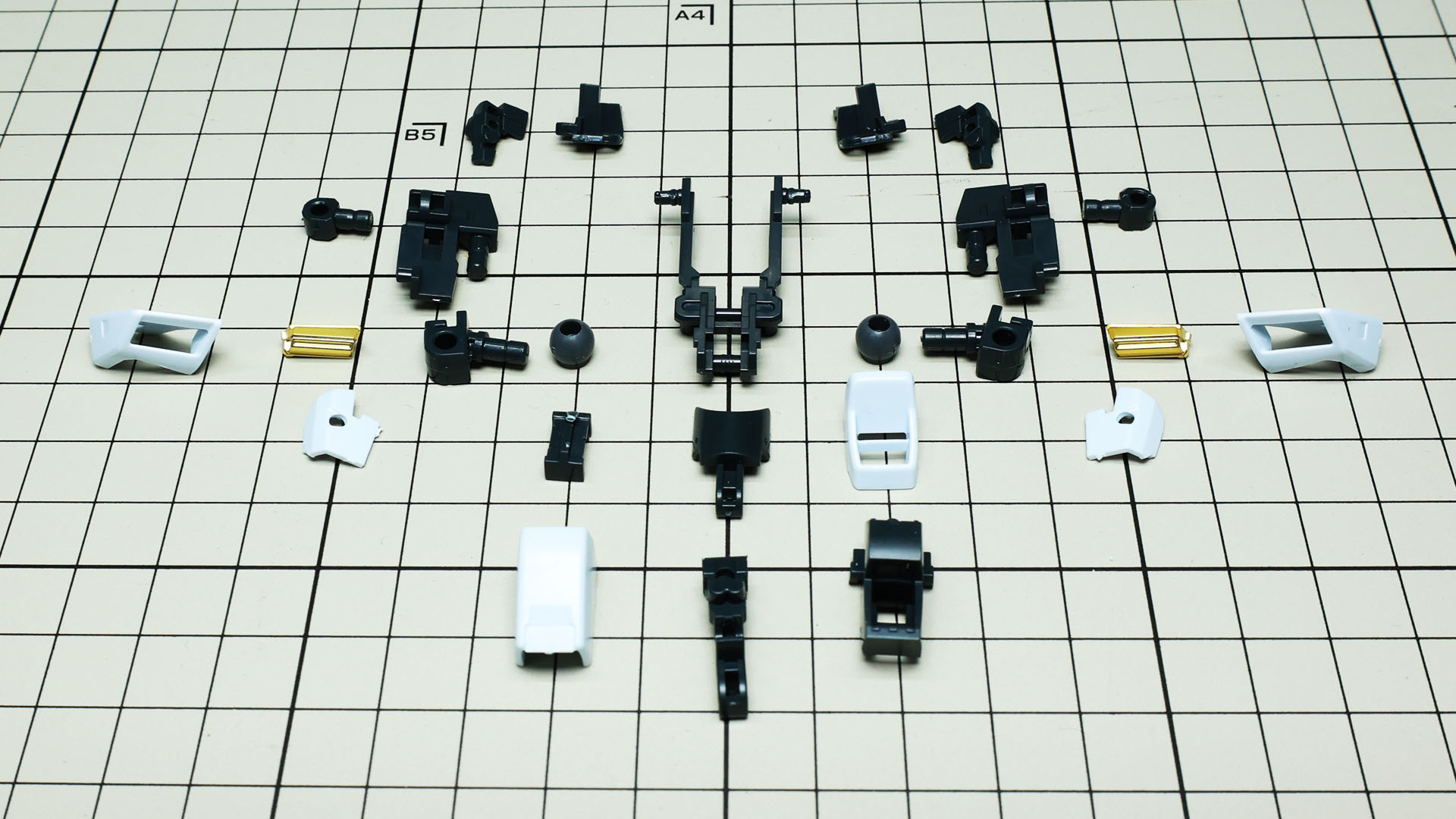 V2ボトムリム（ブーツ）を構成するための股関節と、V2トップリムとドッキングするための機構を盛り込んだメカフレームが複雑なディテールを持っているのがわかります