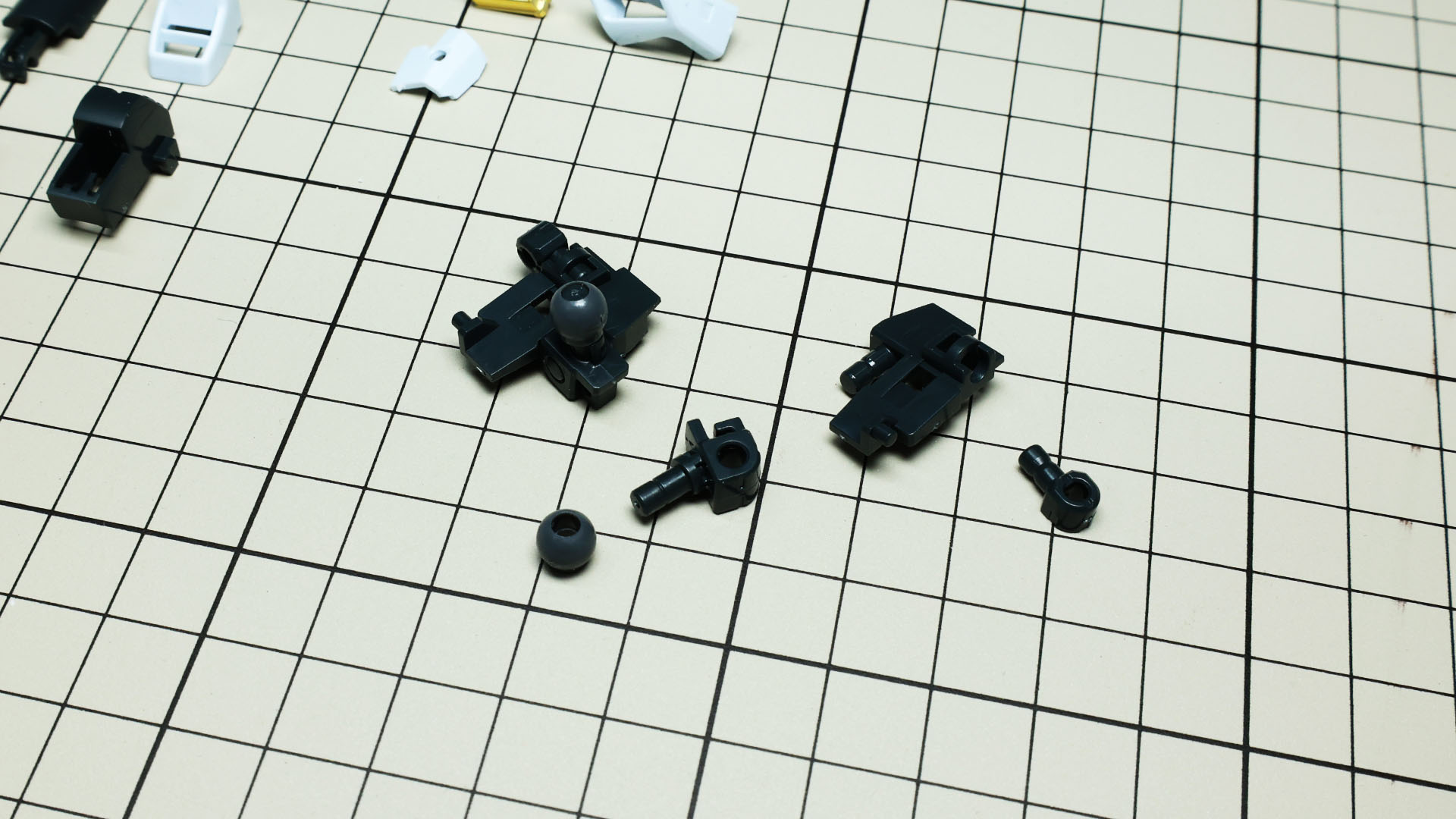 脚部接続部はポリパーツのボールジョイントが使われます