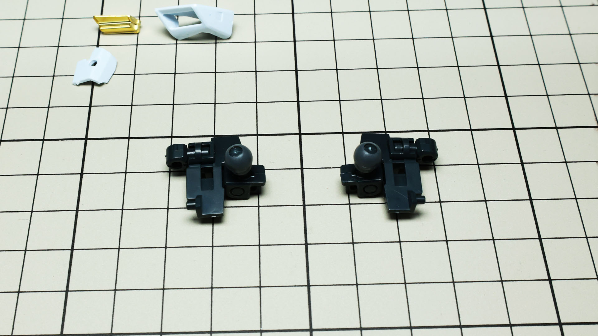 V2ボトムリムのコアとなる部分です。腹部にあたるコクピットを支える部分も可動させられるようになっています。すごい設計です