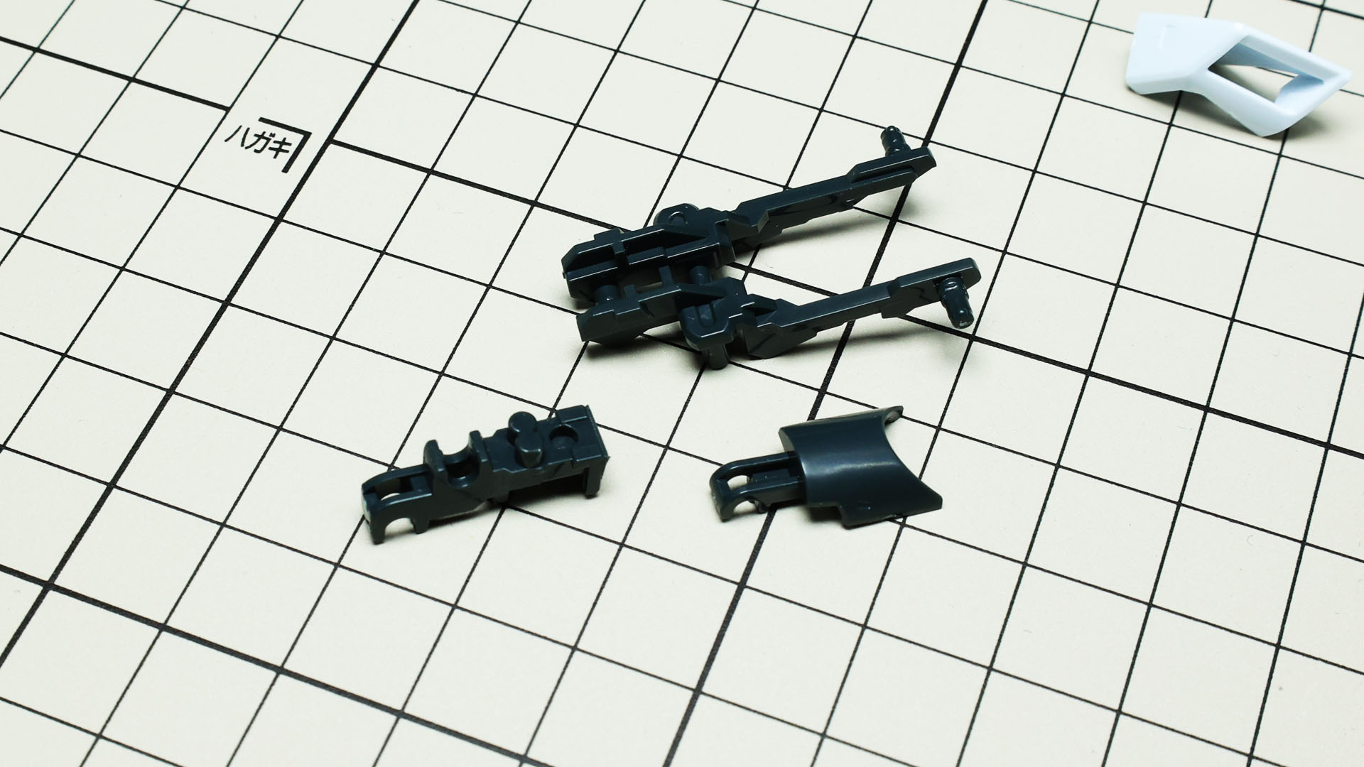 V2ボトムリムのコアとなる部分です。腹部にあたるコクピットを支える部分も可動させられるようになっています。すごい設計です