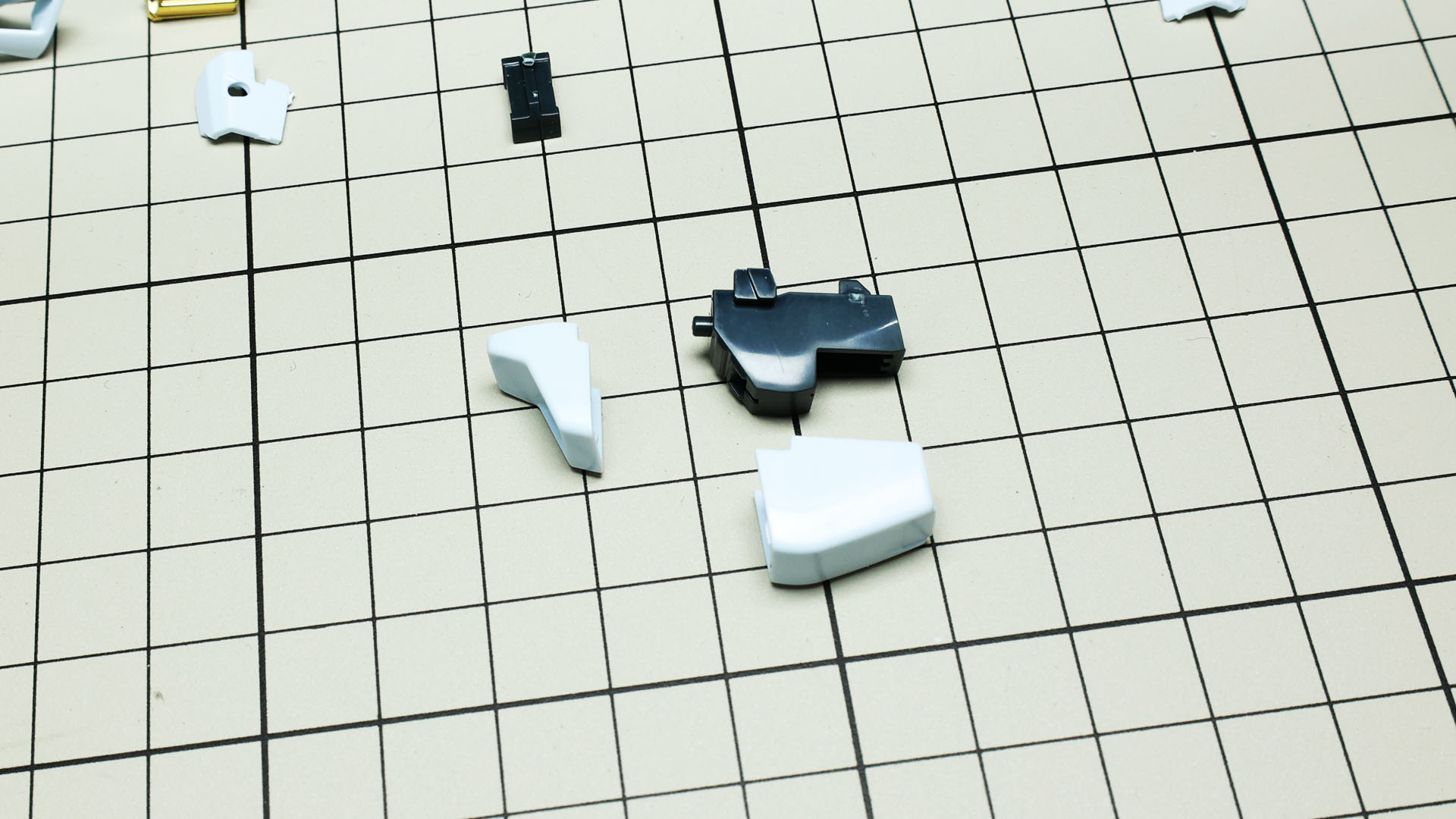 股関節前のインテーク部分です。メカフレームに上下から外装を取り付けます