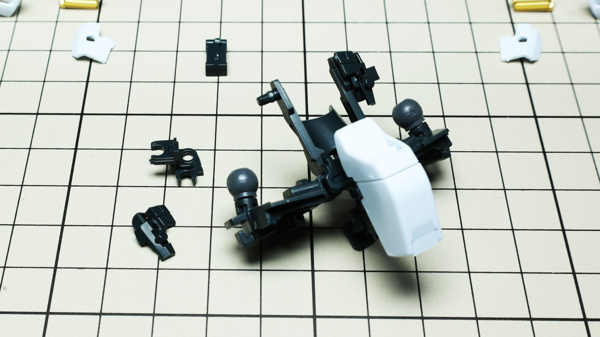 合わせて胸部インテークとなる部分のメカフレームを組み付けますがこれが細かい！注意して形状を確認しながら組み付けます