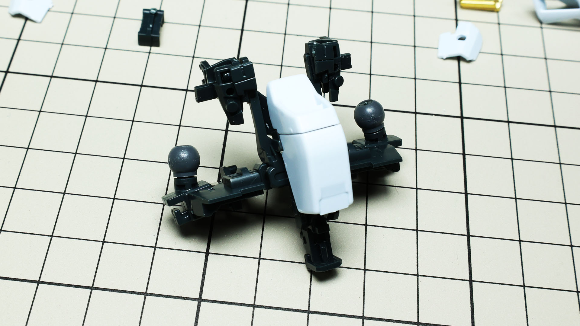 股関節は変形時に左右に開くのですが、MS形体時のストッパーのパーツが用意されます