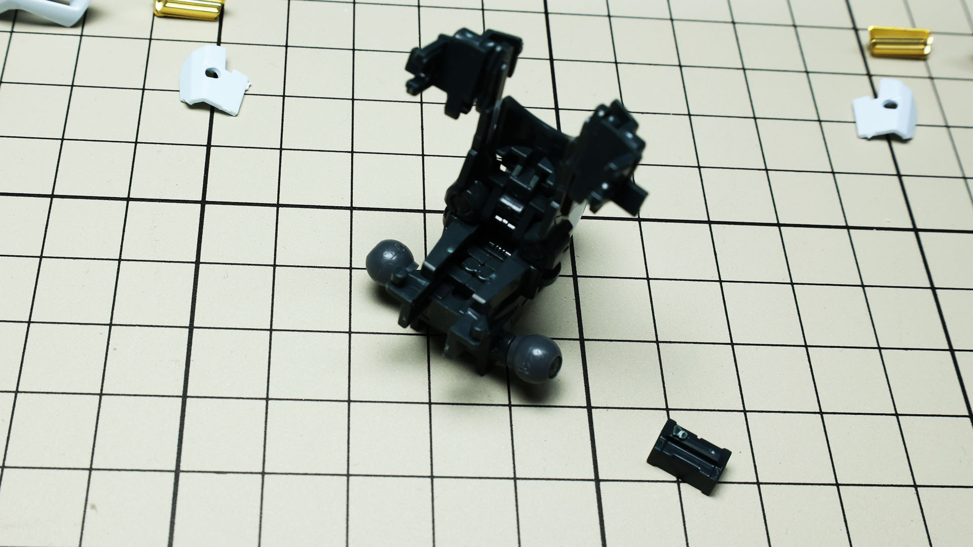 股関節は変形時に左右に開くのですが、MS形体時のストッパーのパーツが用意されます