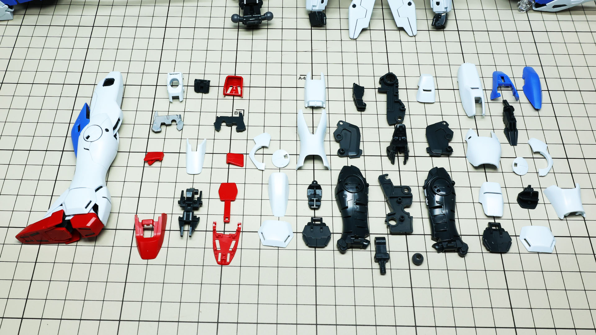 MGならではのメカフレームと外装による構成ですが、パーツ数は少なく抑えられています