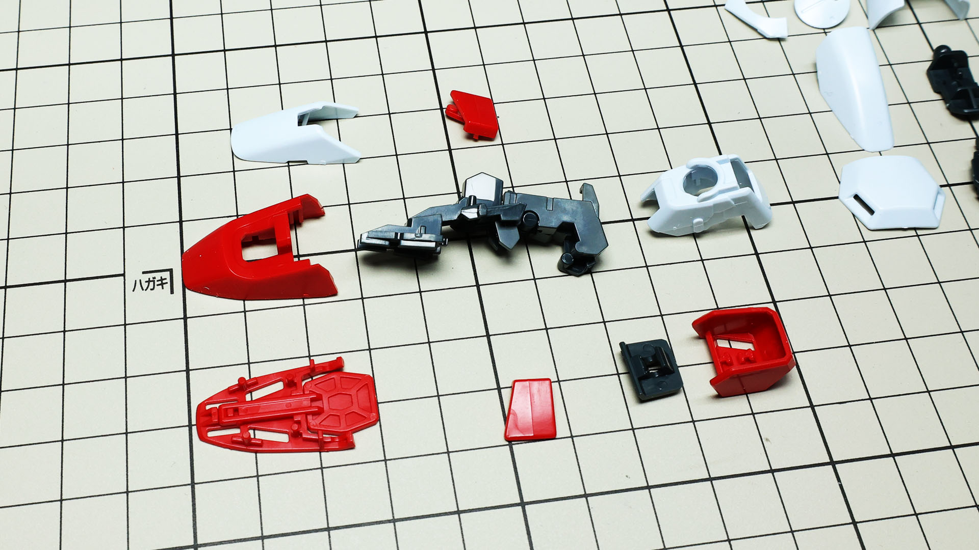 ソール部はとても凝った作りで、メカフレームを基に……