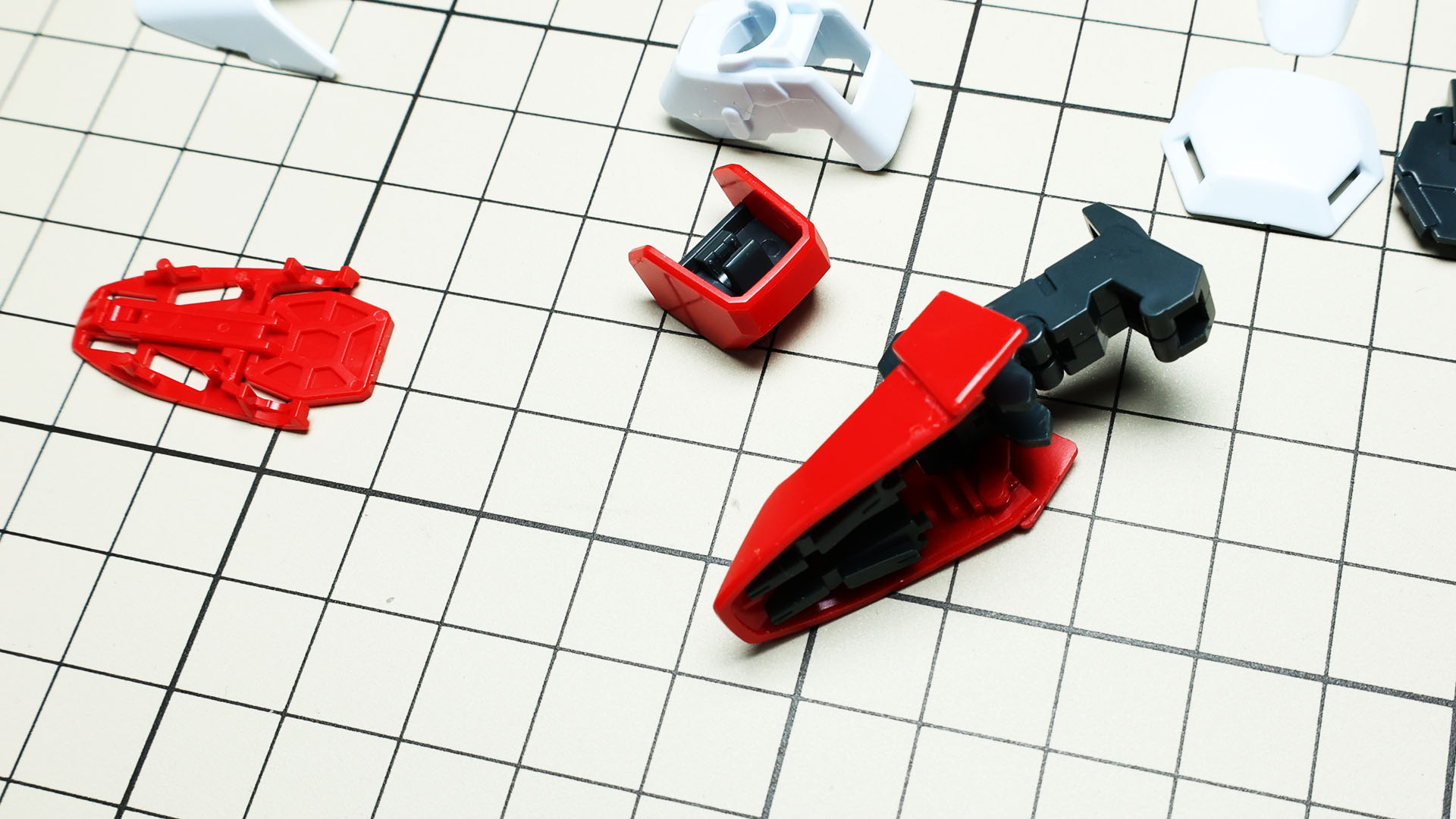 ソール部の両側の一段高いディテールも別パーツで実現しています