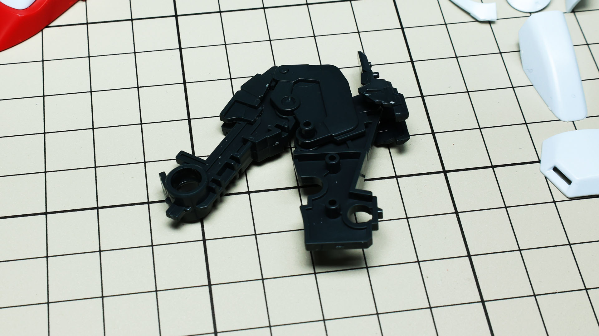 大腿部には膝関節稼働に追従するメカフレームが！小型MSなのに抜かりナシです