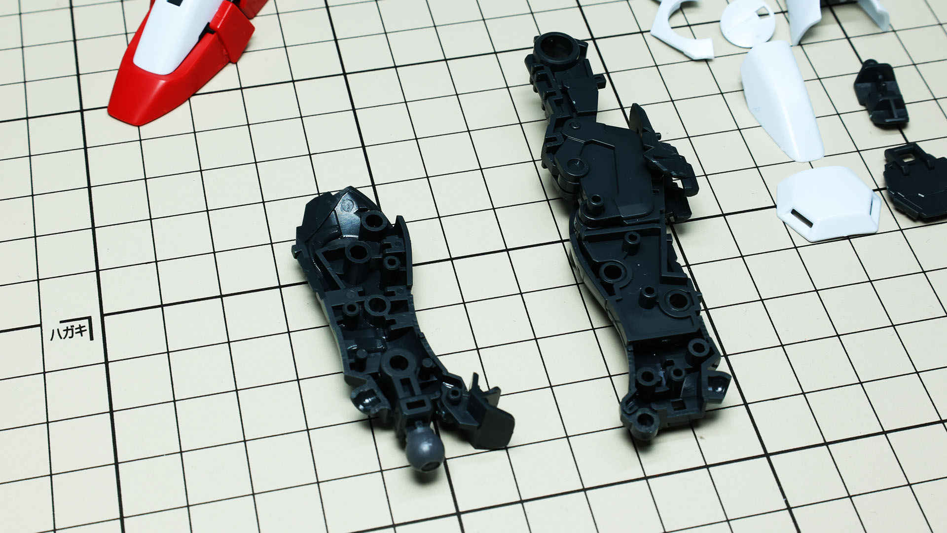 さらに脛部で挟み込んでメカフレームが完成します