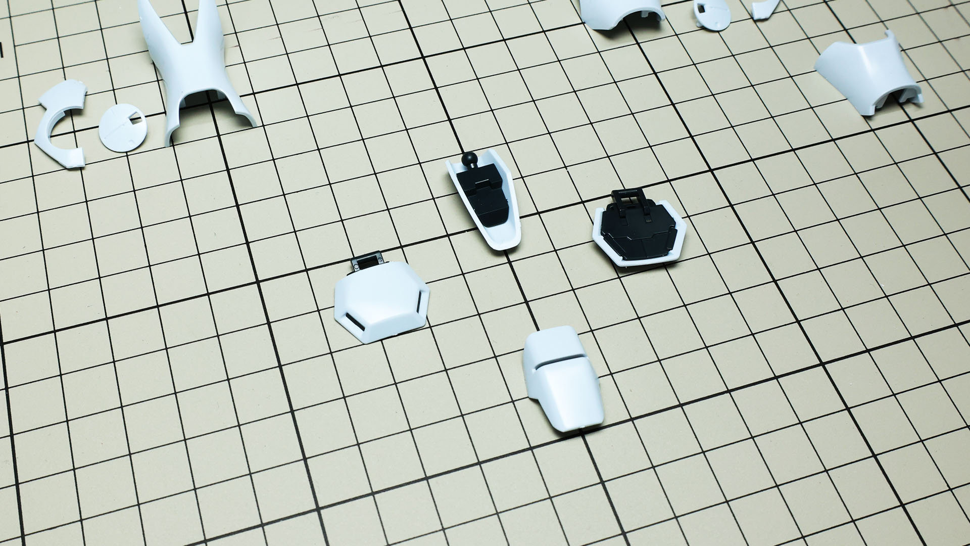 足首周りのアーマーもメカフレームで裏打ちされます