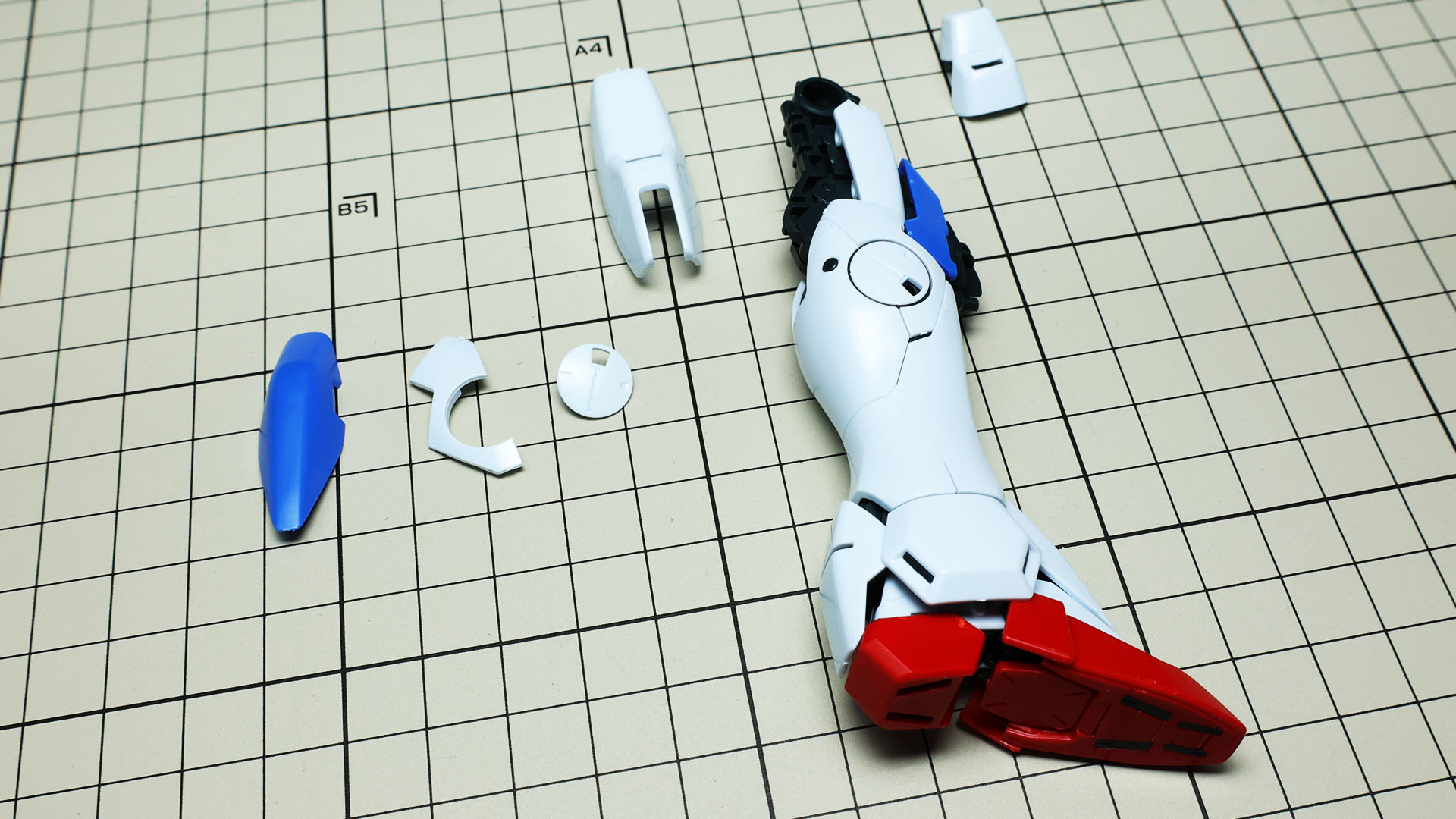 V2ガンダム特有の流れるような外装ラインが出来上がっていきます