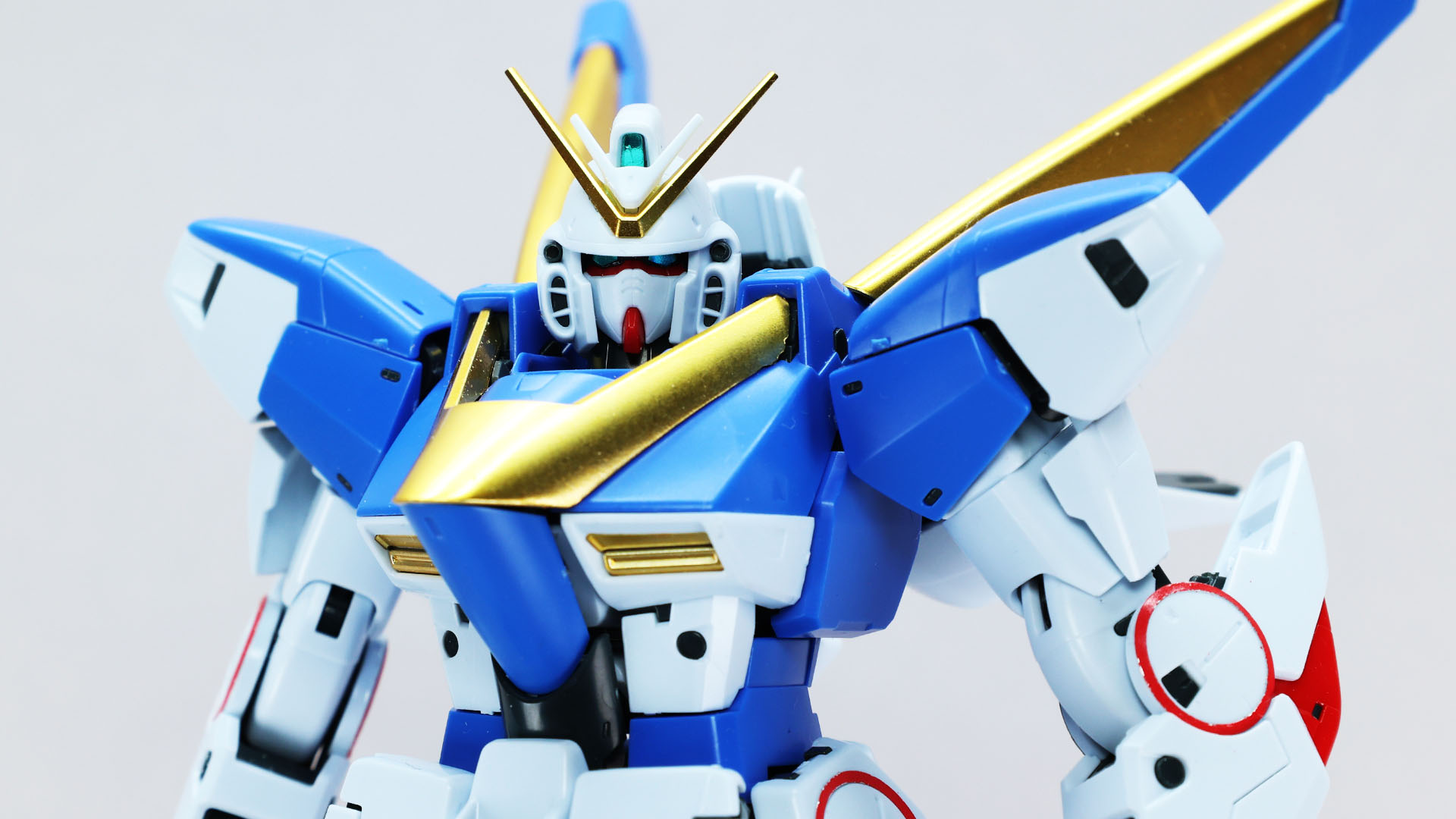 胸のV字ディテールとそこから伸びるミノフスキー・ドライブの一体感