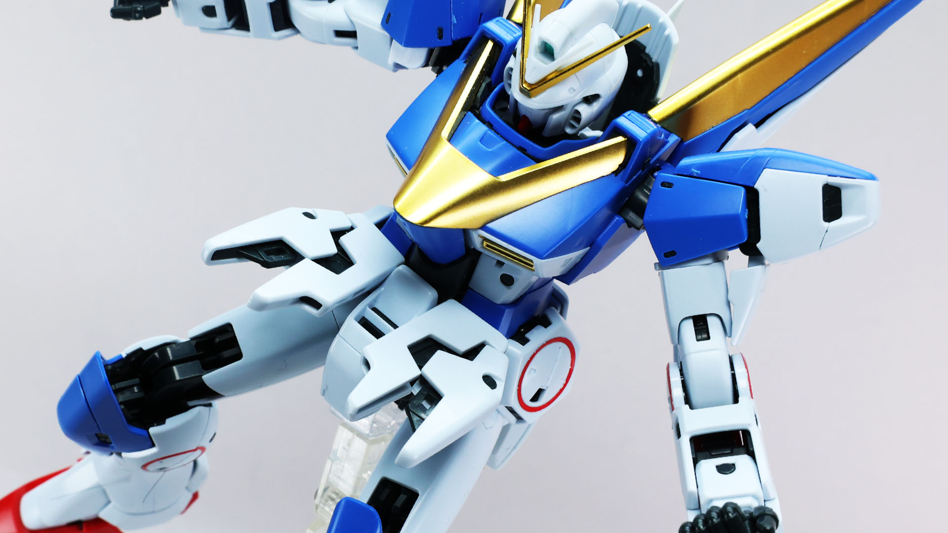 フロントアーマーも開く。アニメ設定では小型機雷を内装