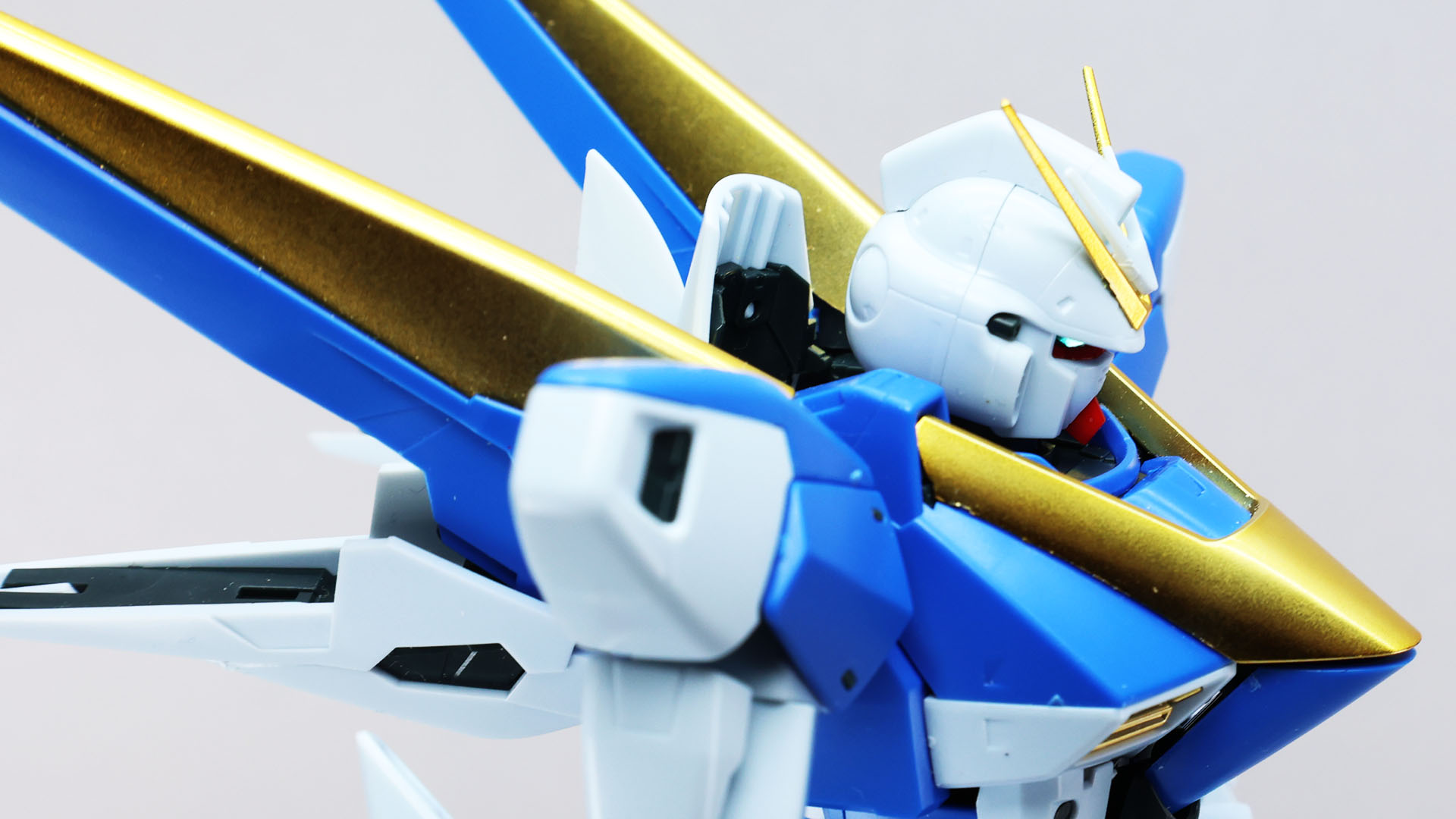 頭部の収納機構を変更したおかげで胸部が厚くならなかった