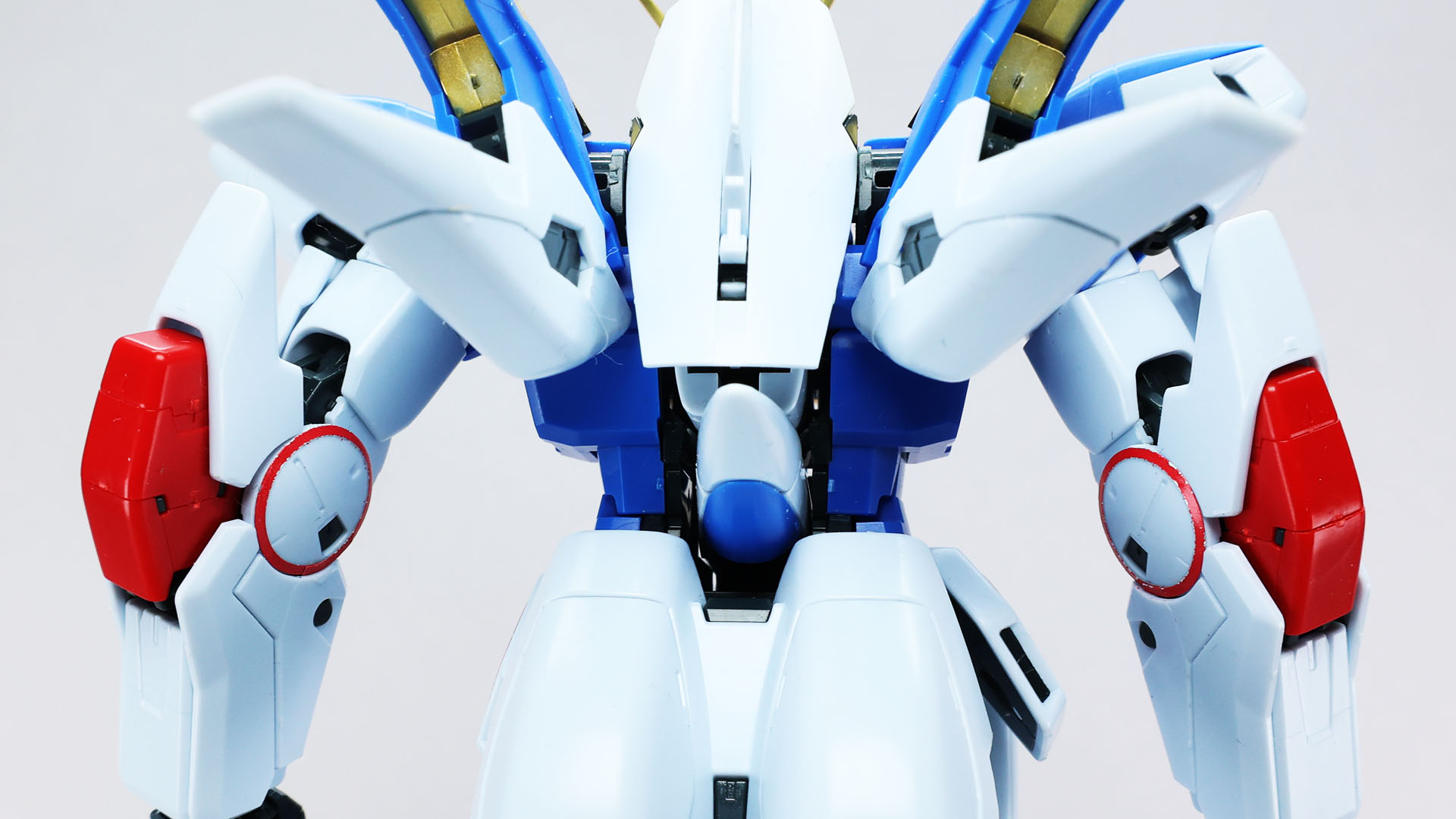 背部に露出するV2コアファイターの機首