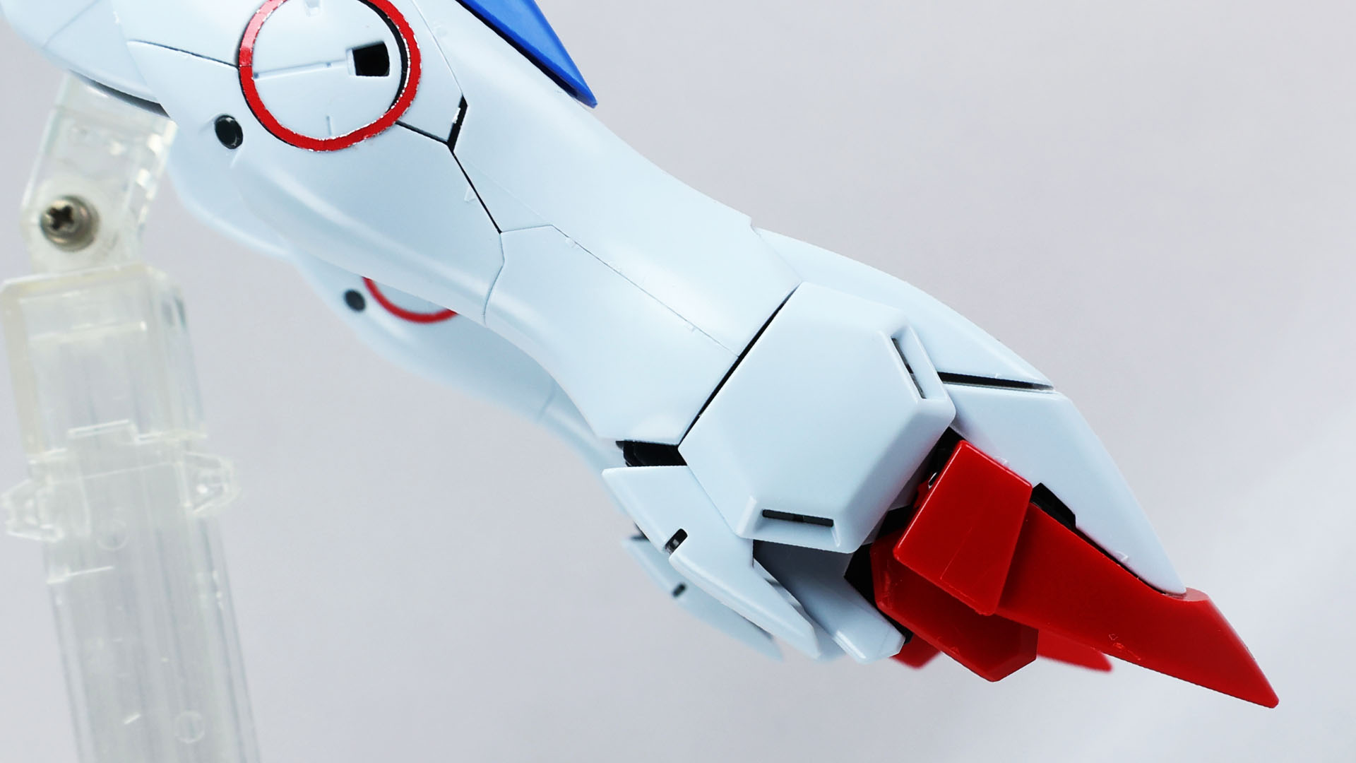 股関節部の構造に注目！中央の回転軸で脚部の接続部が回転して飛行形体になります