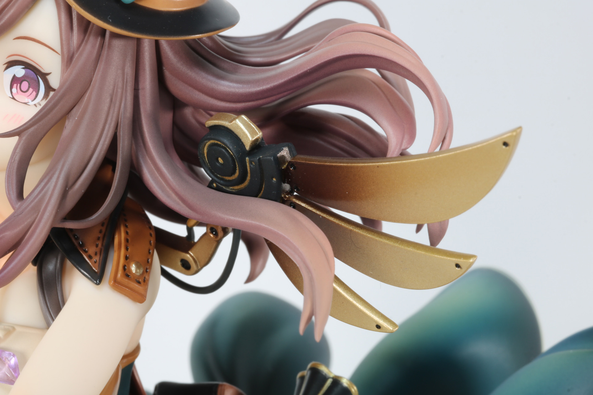 肩に伸びた羽モチーフのアクセサリもグラデーションのかかった色合いが金属感を醸し出す