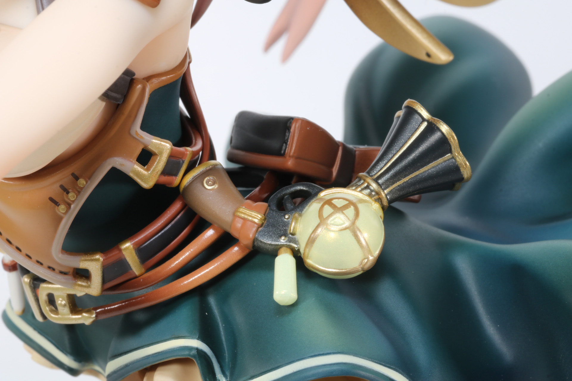 腰元のラッパ銃のようなアクセサリやウェストを絞るベルト、めくれ衣装もしっかり造形されている