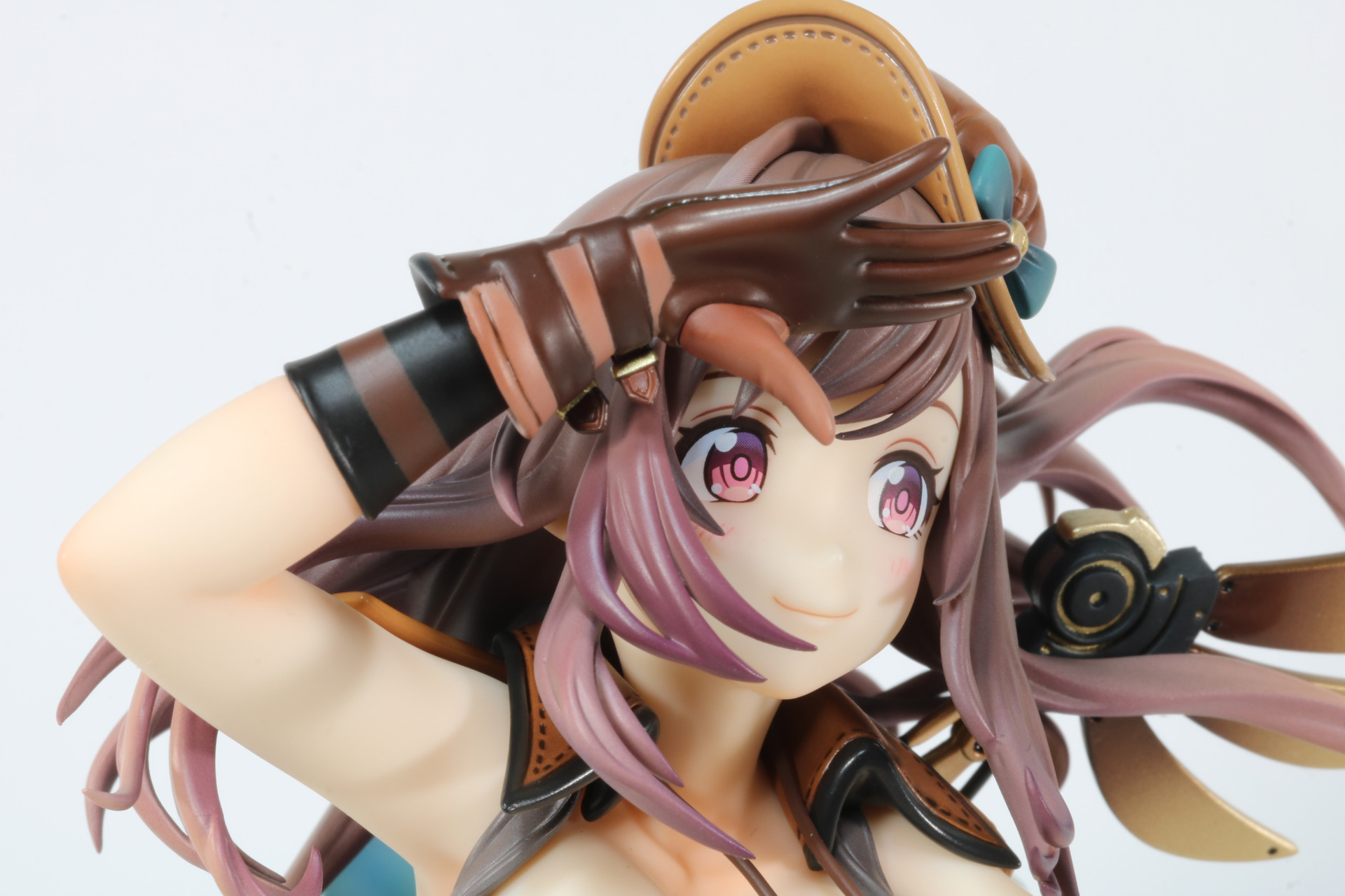 手袋もレザーの質感が表現され、色の違いでより臨場感あるものに