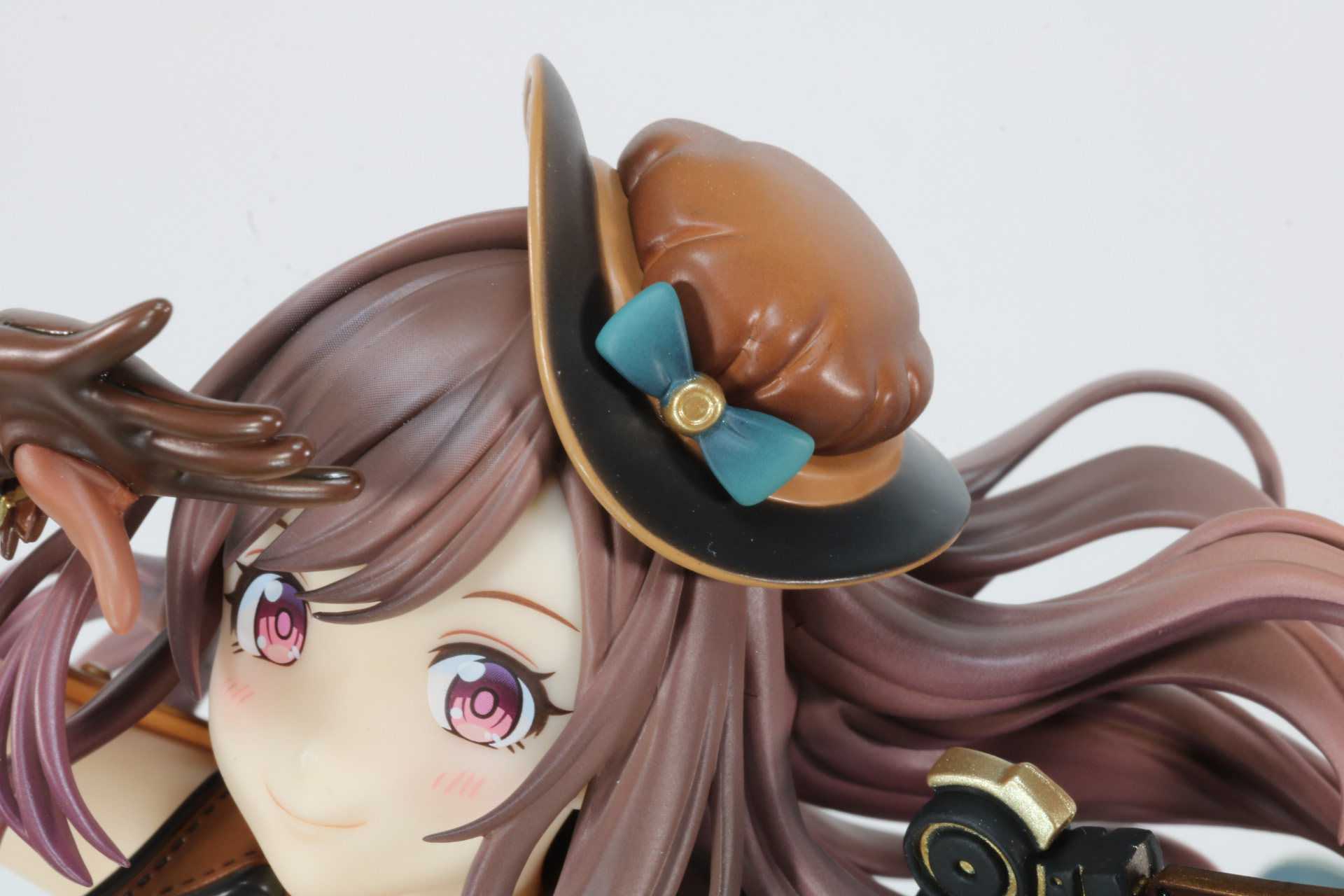 ちょこんと乗った帽子もリボンやふちの彩りがしっかりとつくりこまれている