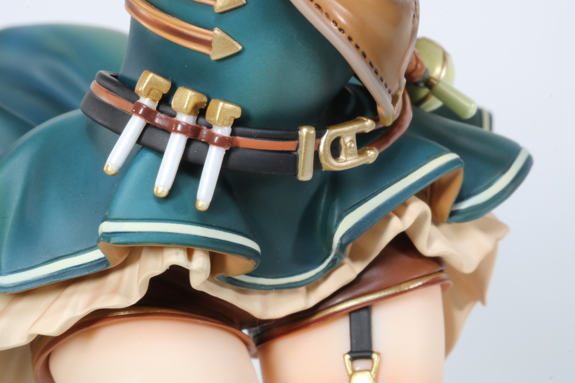 ベルトに差し込まれた試験管（？）やベルトのバックルも細かく造形