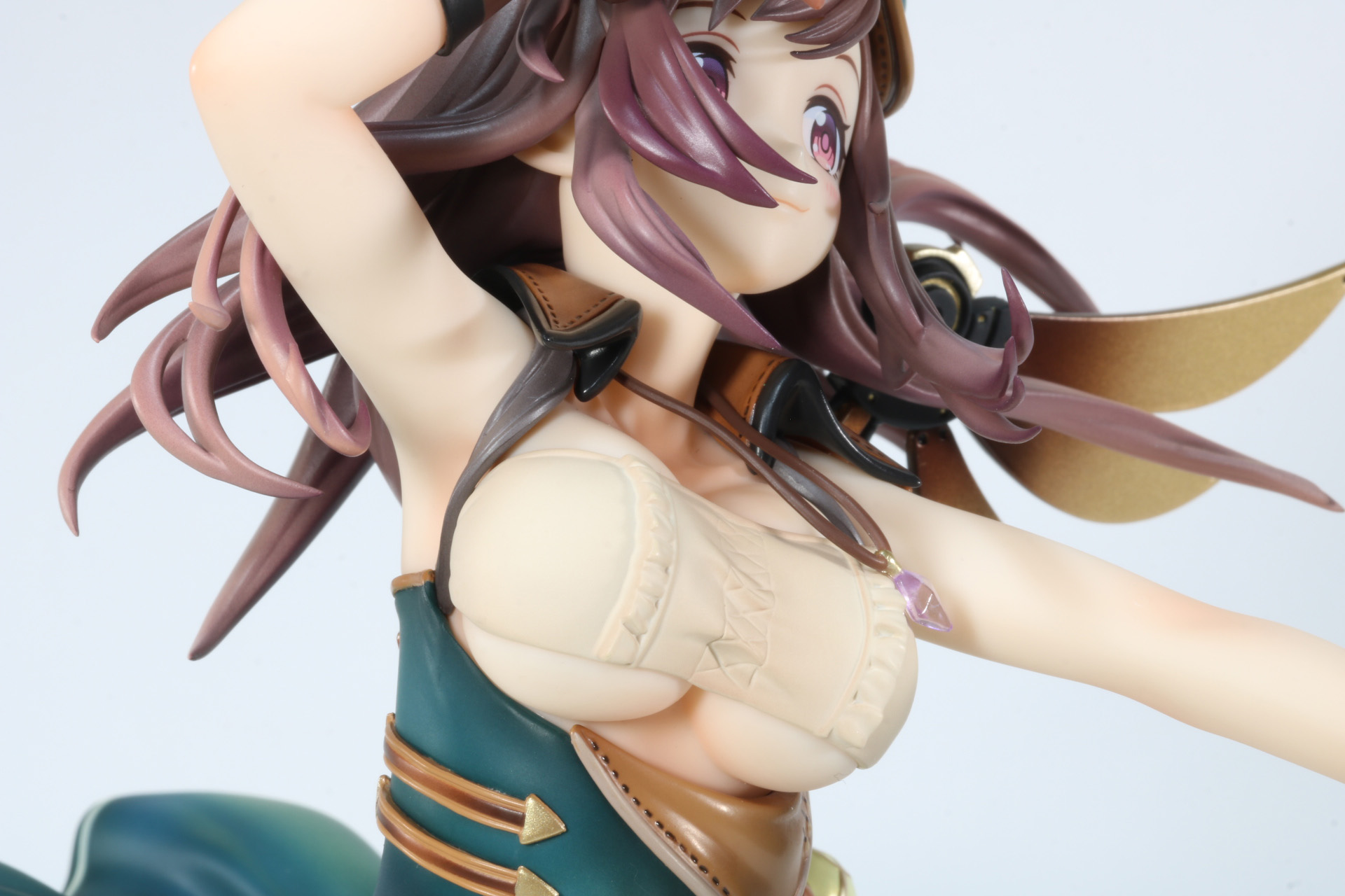 横や下からのアングルでは大胆な衣装であることがわかる