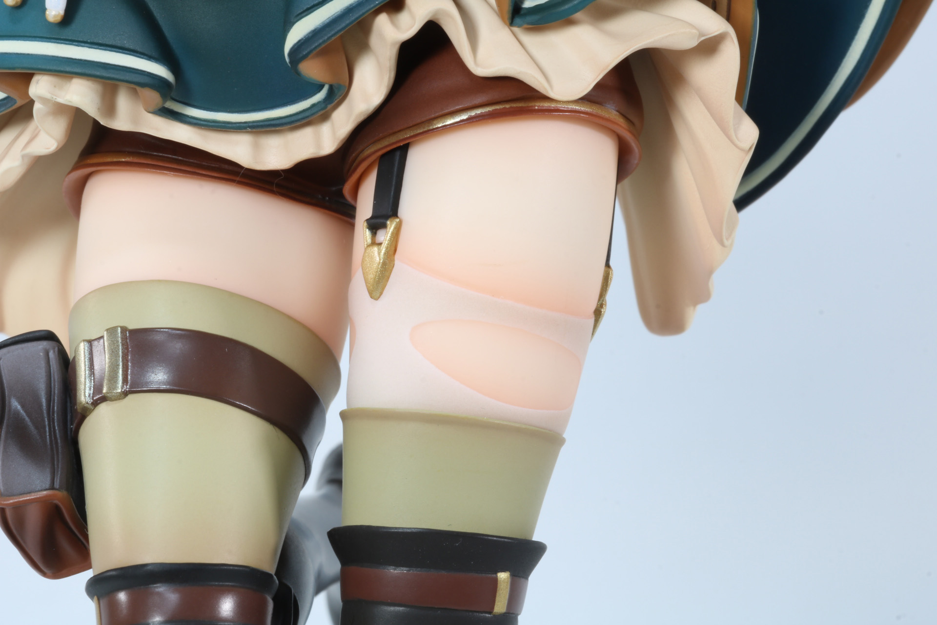 左足のハイソックス（？）は破れた表現もしっかり再現