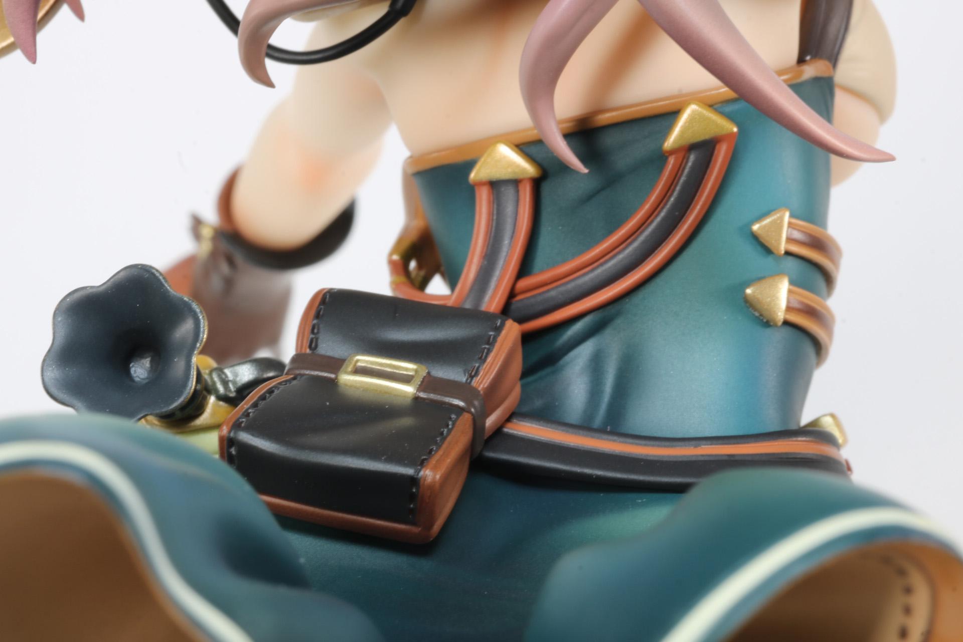 背面のバックやベルトも表現されている