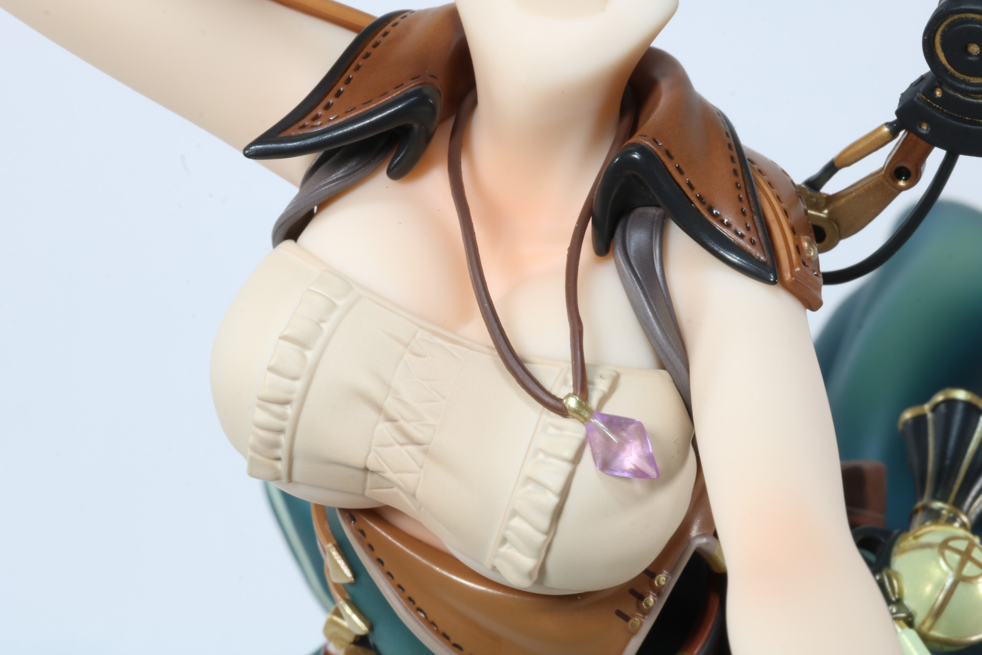 頭部を取り外してからネックレスだけを取ることができる