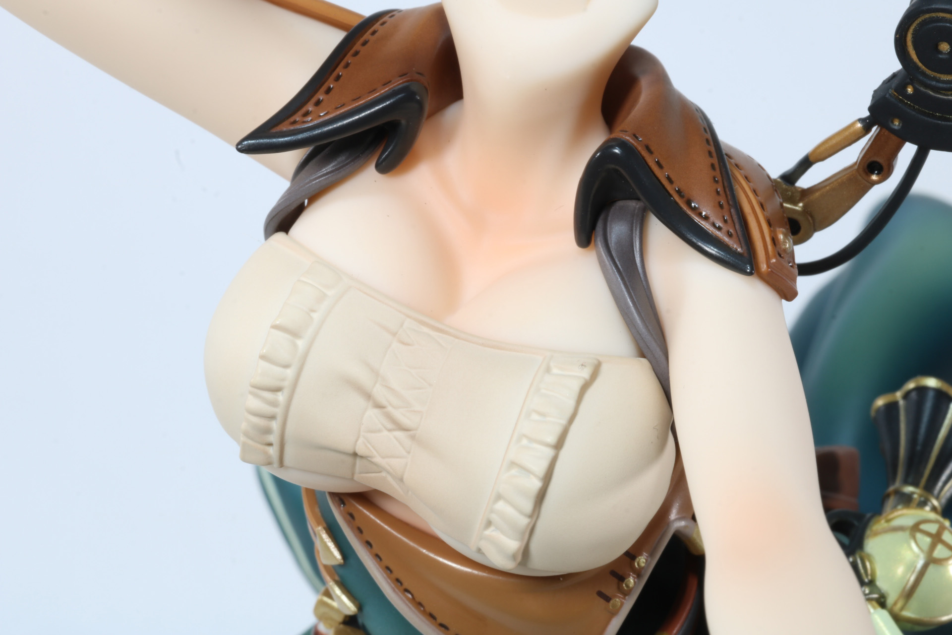 頭部を取り外してからネックレスだけを取ることができる