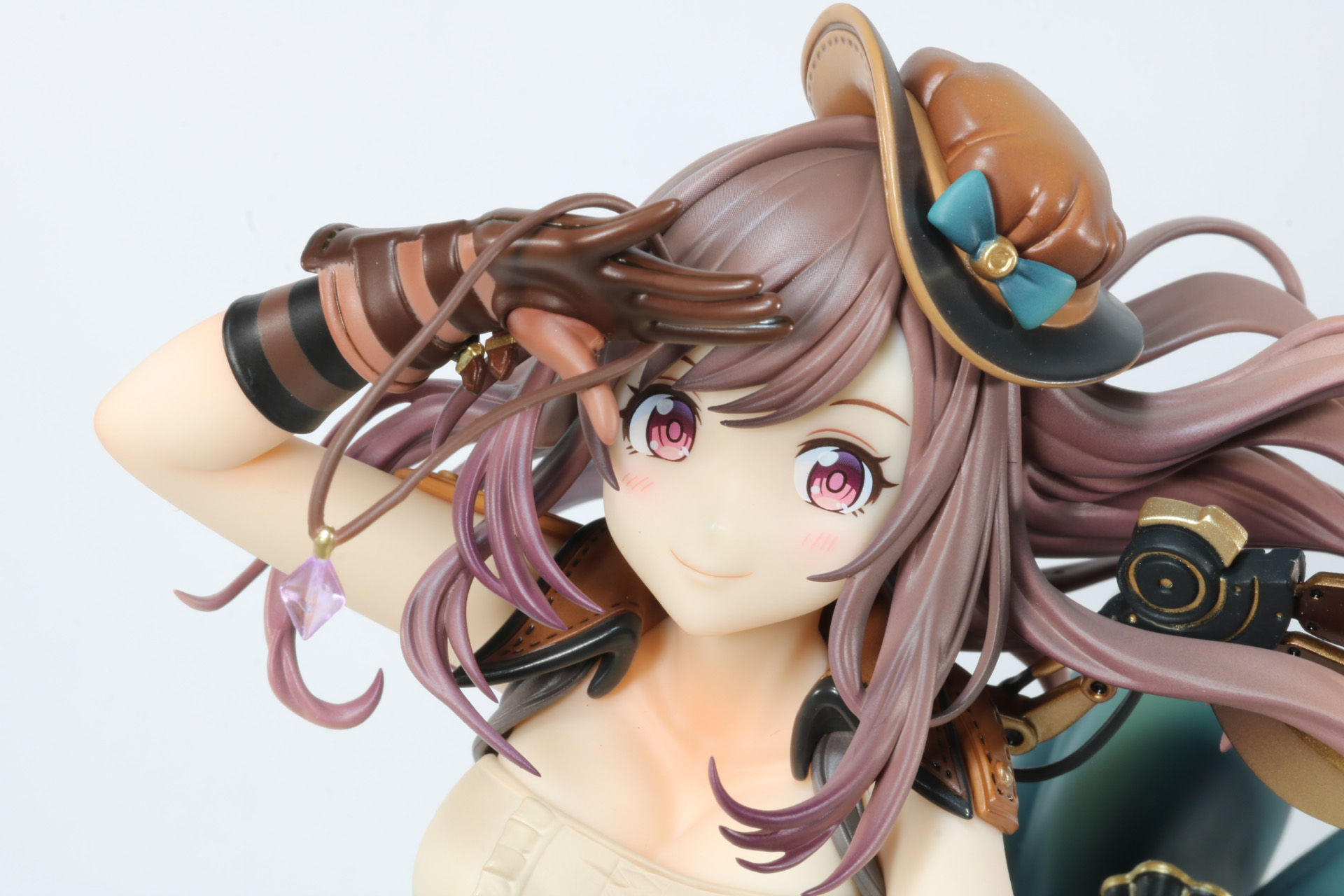 手にネックレスをかけてみることで、違ったドラマ性を感じさせる表現になる