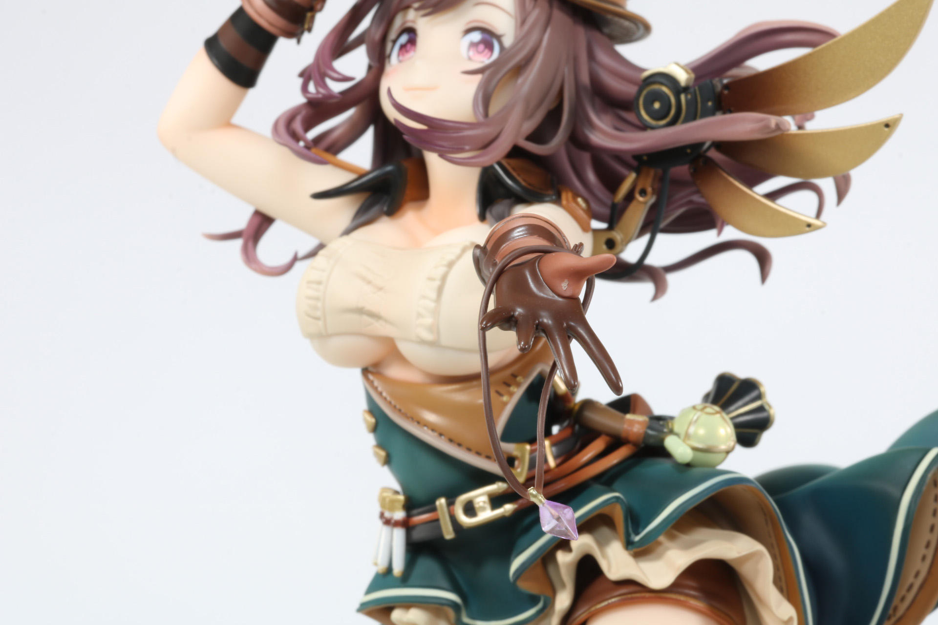 手にネックレスをかけてみることで、違ったドラマ性を感じさせる表現になる