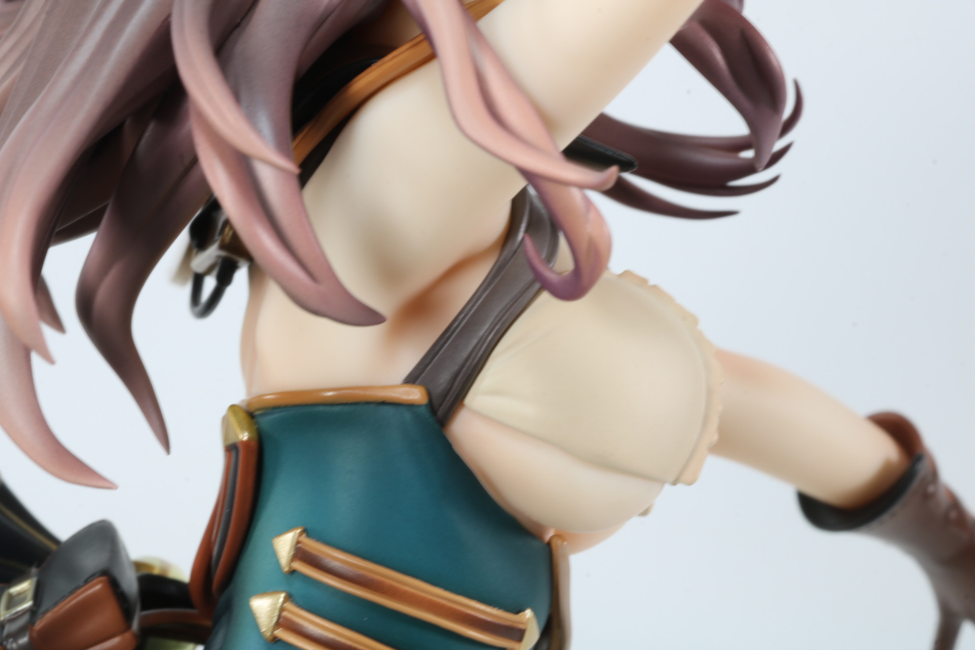 横や下からのアングルでは大胆な衣装であることがわかる