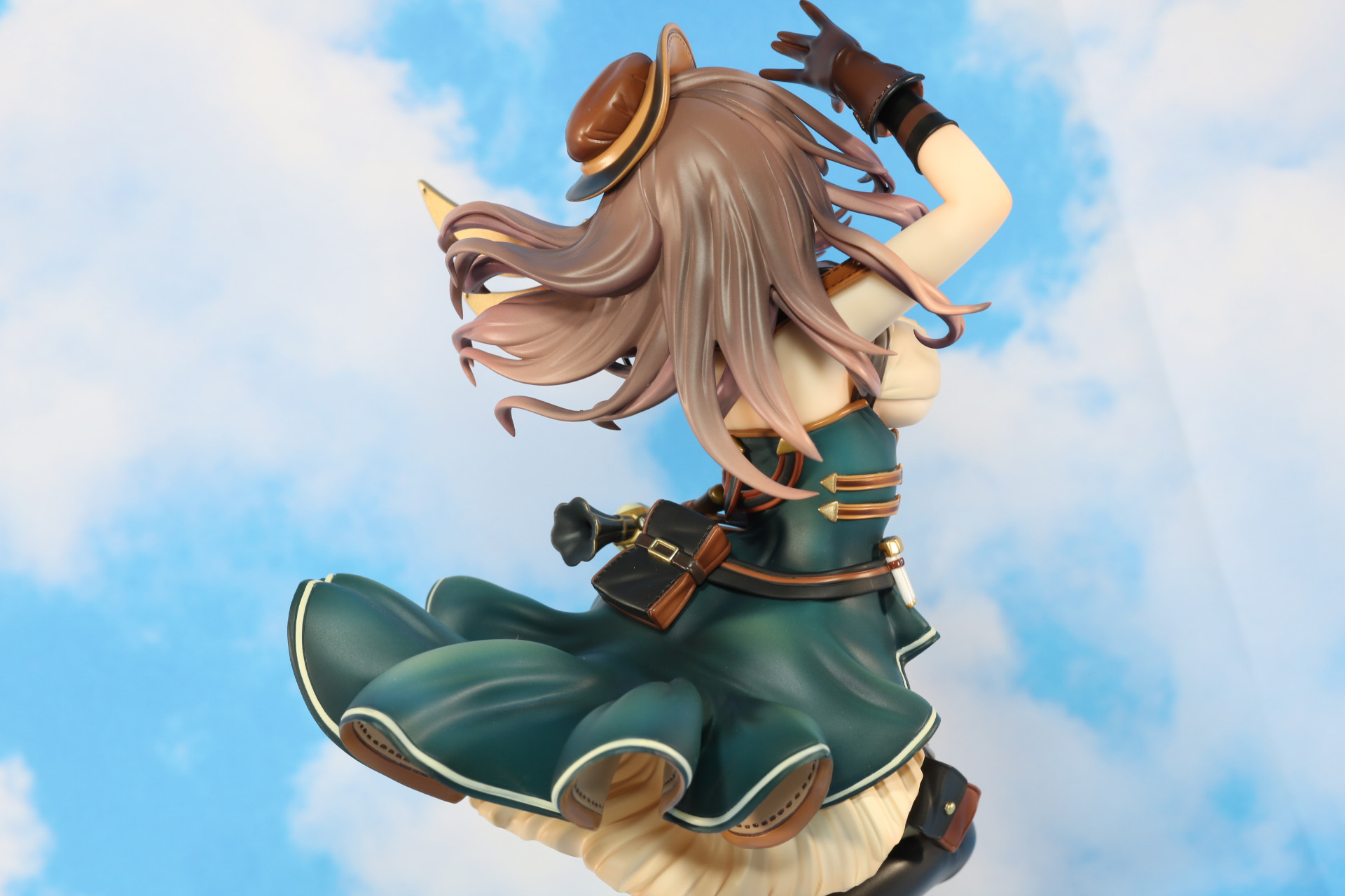 背面での撮影では青空に飛び出していきそうな雰囲気に