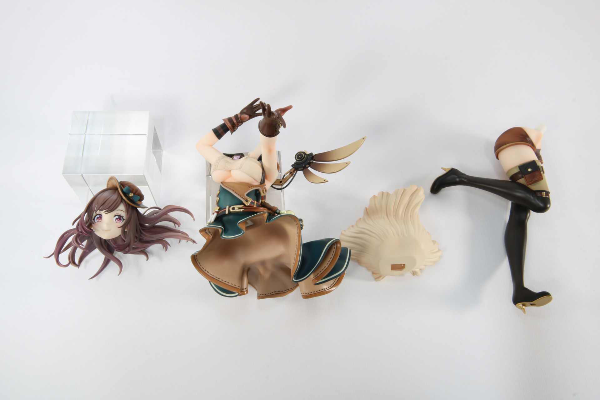 頭部、胴体、フリルパーツ、下半身の4つのパーツで構成されている